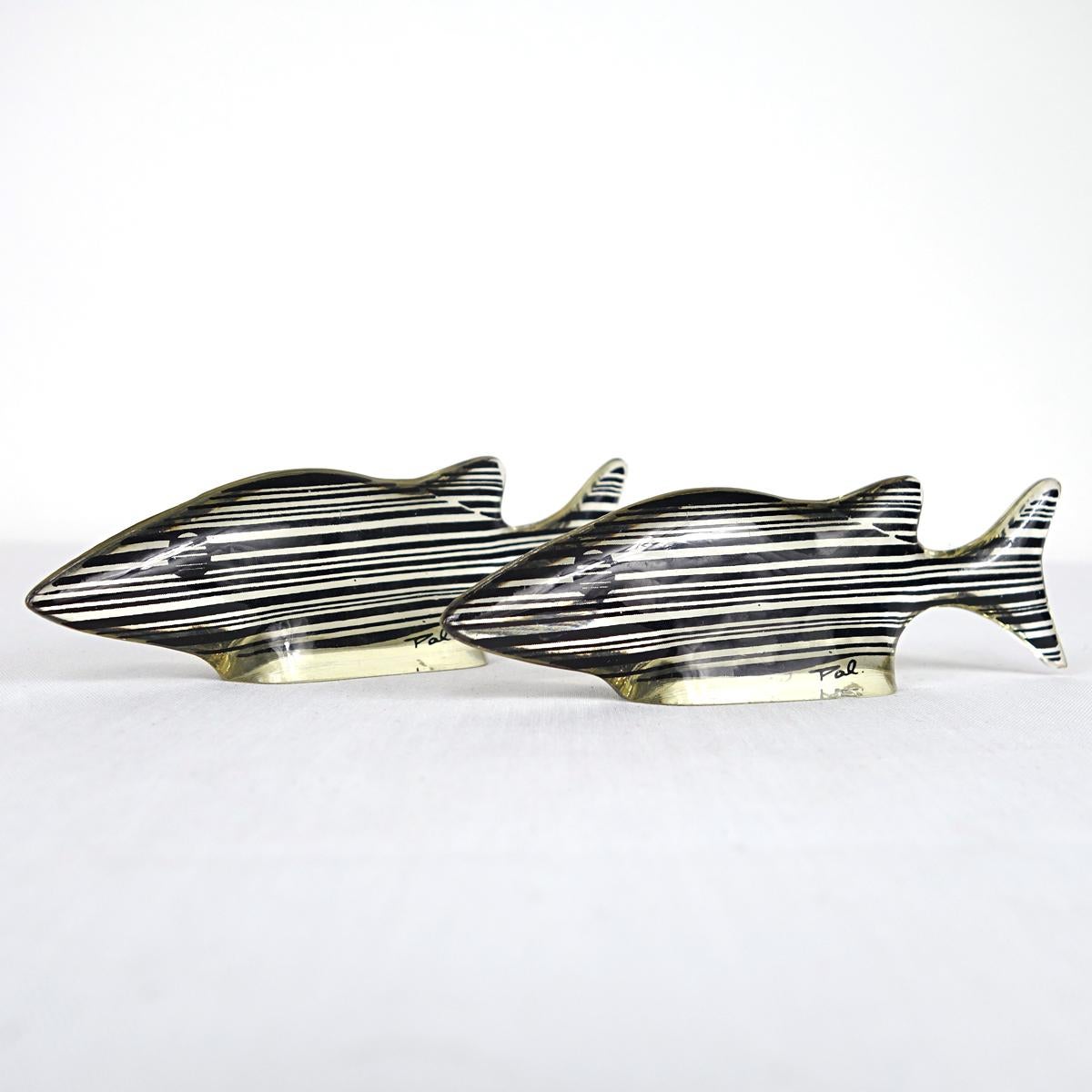 Ein Paar kleine schwarz-weiße Fische, entworfen und hergestellt von Abraham Palatnik. 

Der brasilianische Künstler Abraham Palatnik (1928 - 2020) war der Begründer der technologischen Bewegung in der brasilianischen Kunst und ein Pionier der