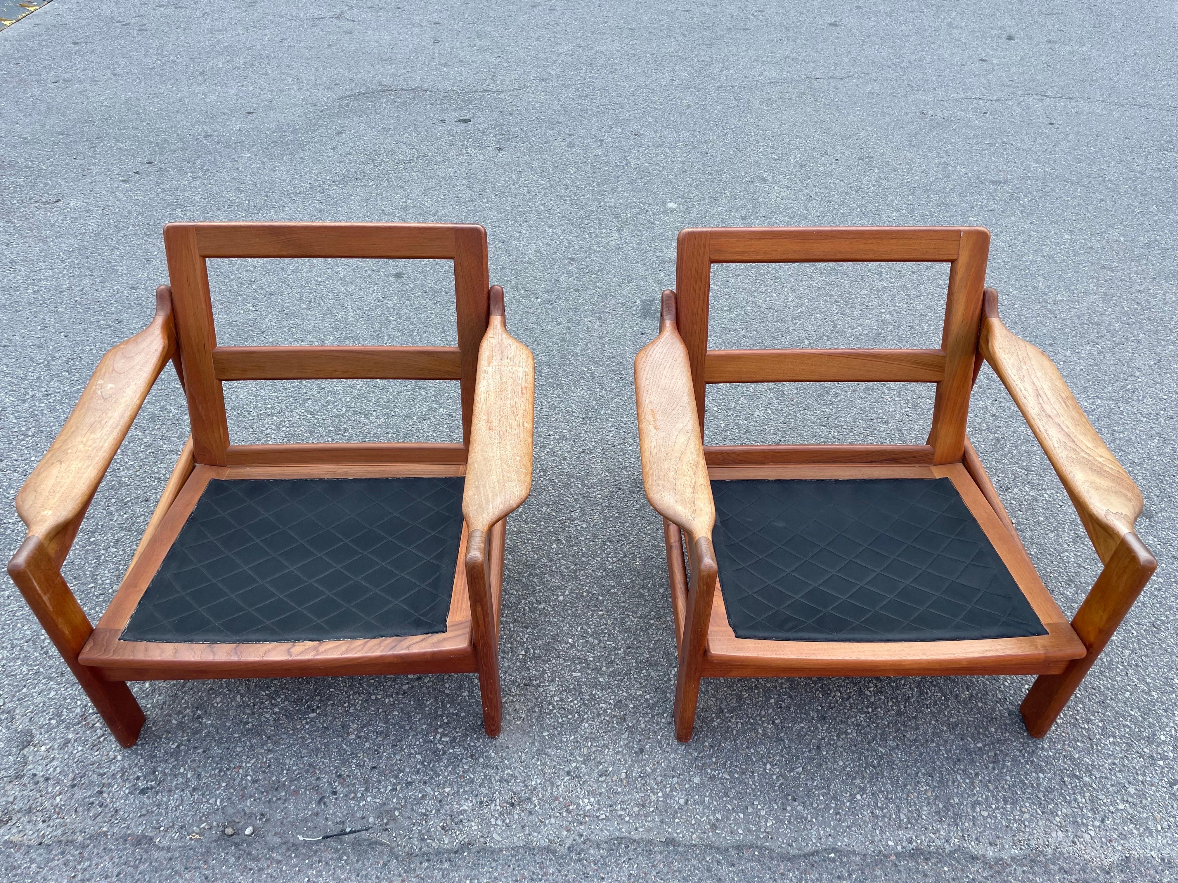 Un ensemble rare de chaises en teck massif provenant du Danemark dans les années 1960. Ils sont dans un état vintage magnifique et ont besoin d'un ensemble de coussins parfaits pour devenir des objets de collection irrésistibles.