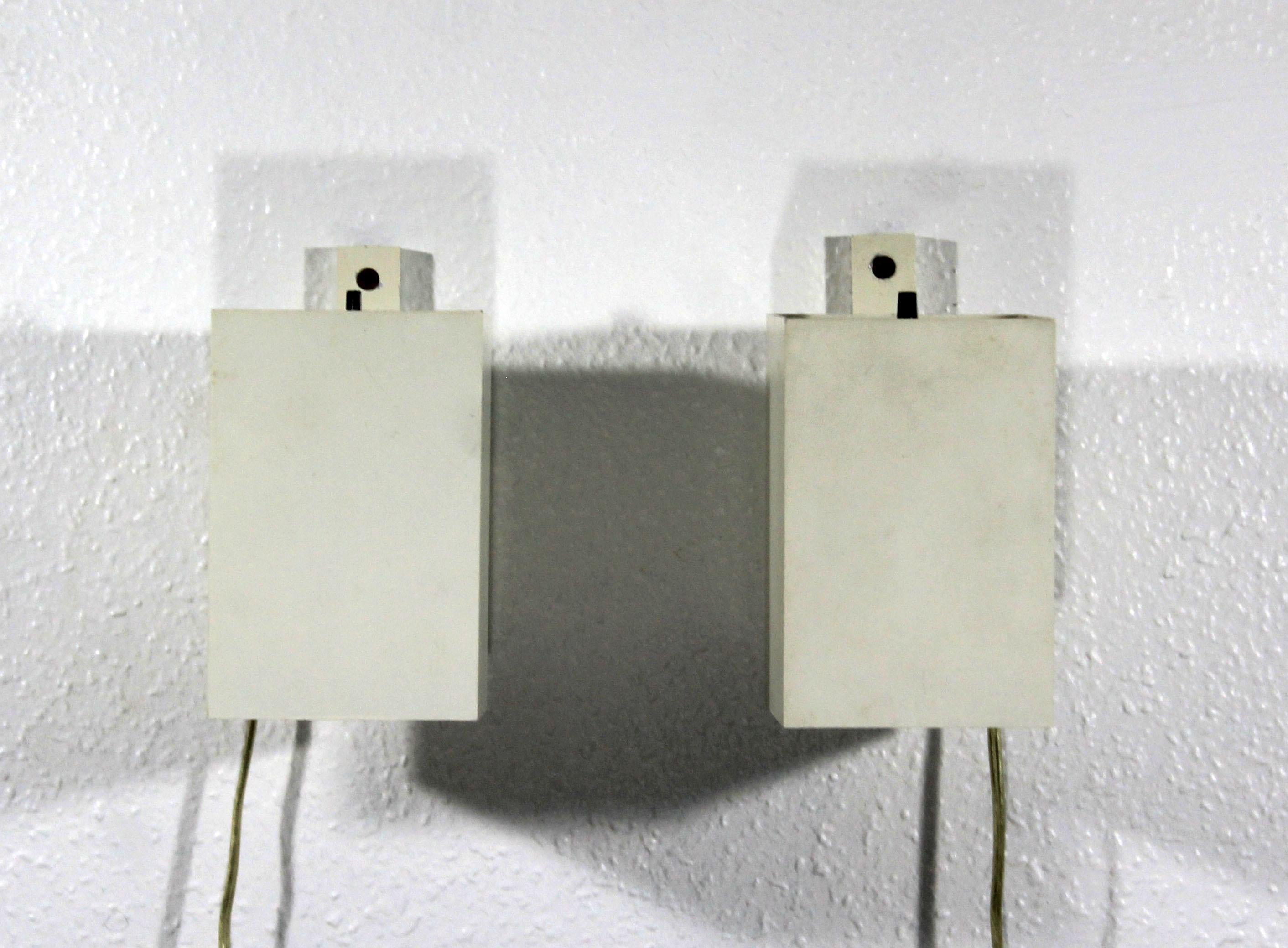Mid-Century Modern Pair of Sonneman Small White Metal Wall Sconces, 1960s In Good Condition In Keego Harbor, MI