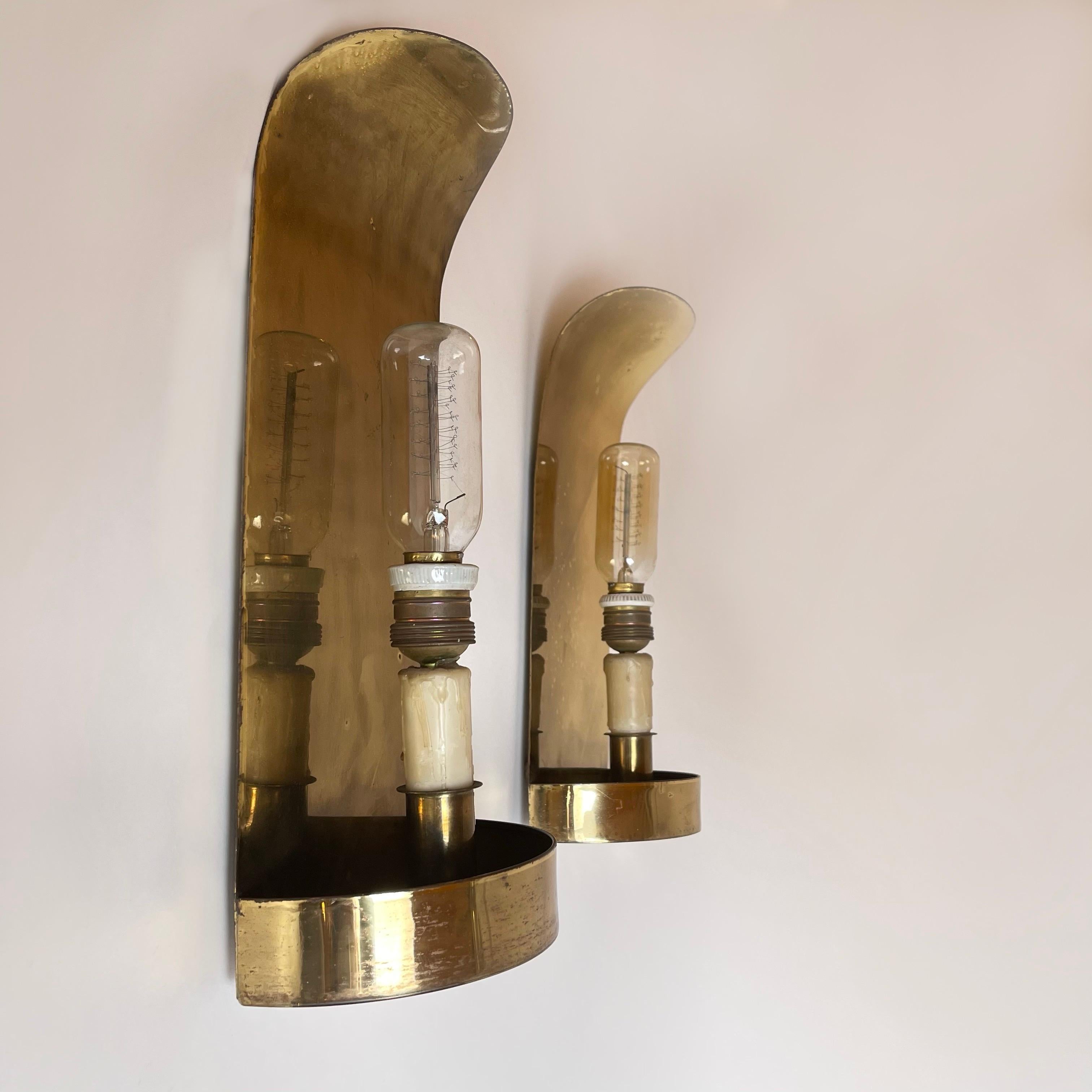Mid-Century Modern Pair of Spanish Curved Brass Sconces In Fair Condition For Sale In Firenze, Tuscany