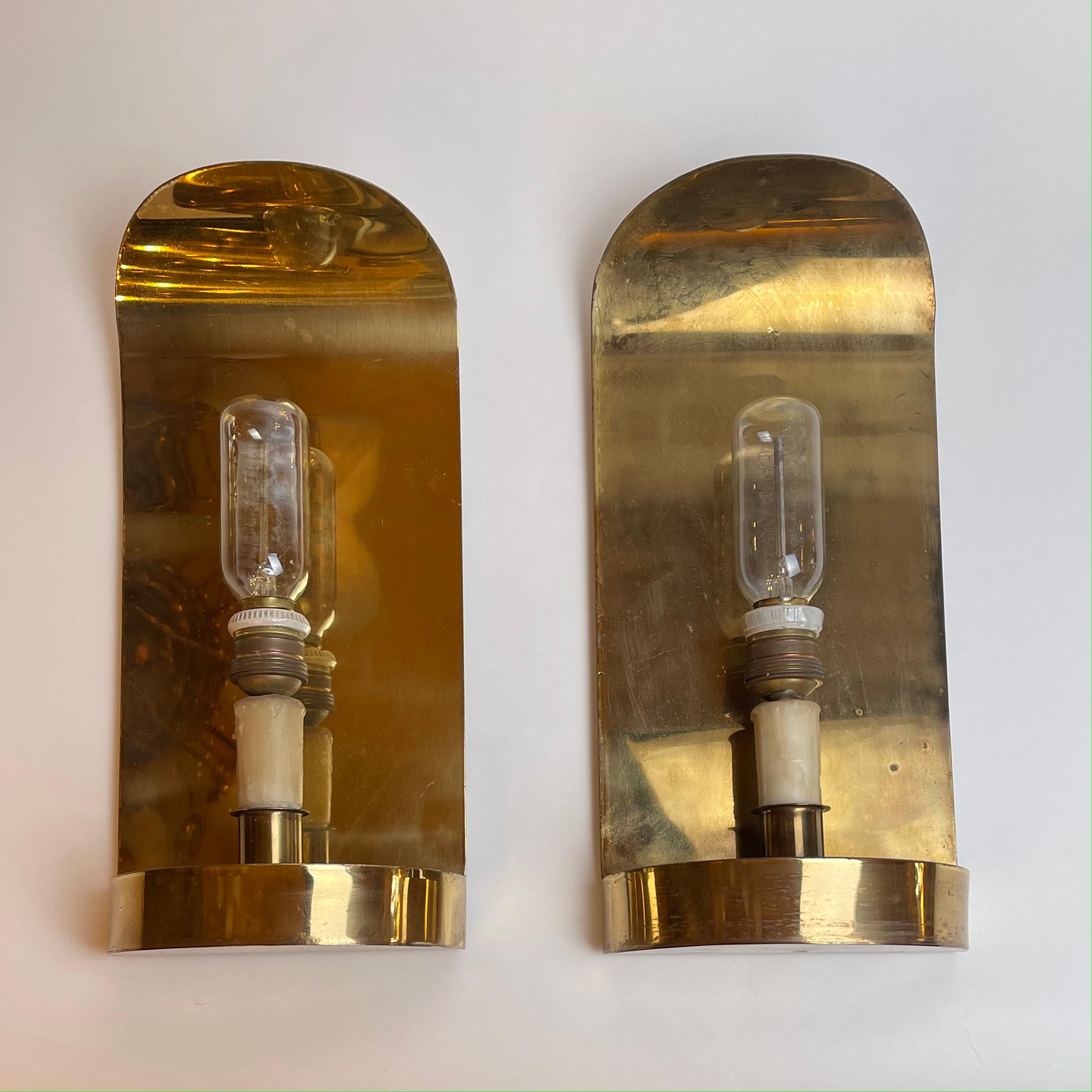 Mid-Century Modern Pair of Spanish Curved Brass Sconces For Sale 3