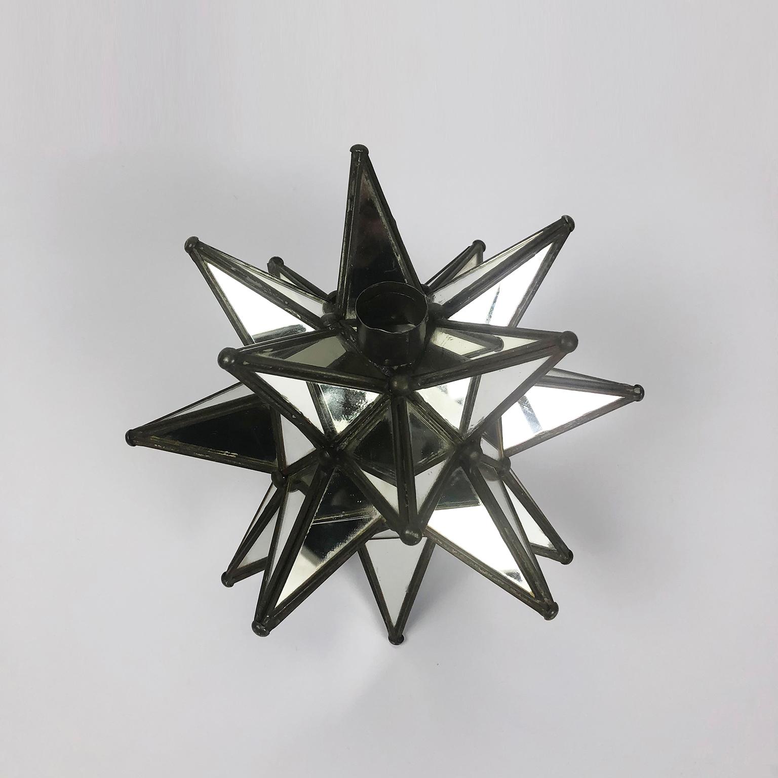 Nous vous proposons cette fantastique paire de chandeliers en forme d'étoile avec miroirs encastrés, fabriqués à la main et datant du milieu du siècle dernier, vers 1960.