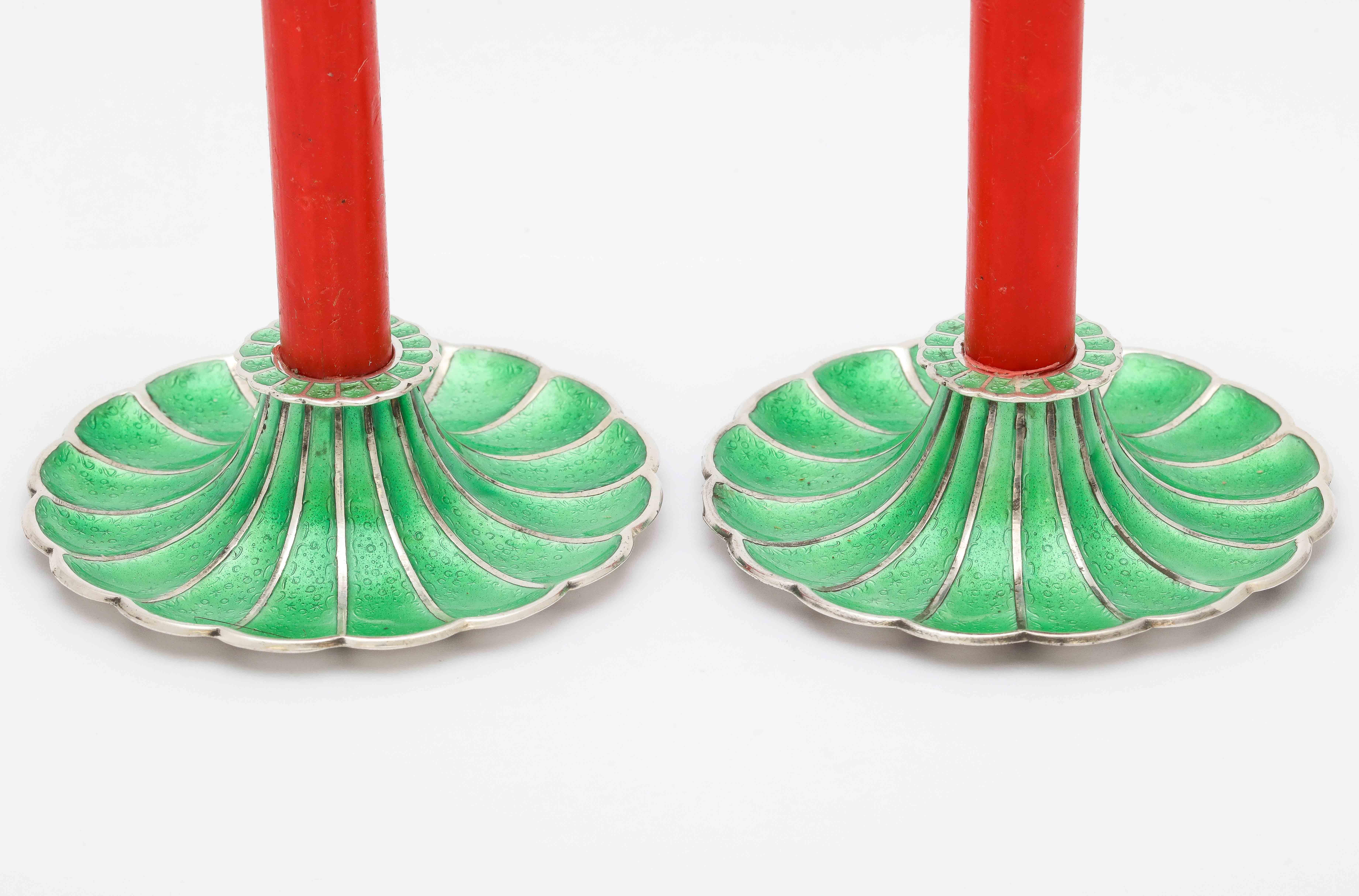 Mid-Century Modern Pair of Sterling Silver and Green Enamel Candlesticks In Good Condition In New York, NY