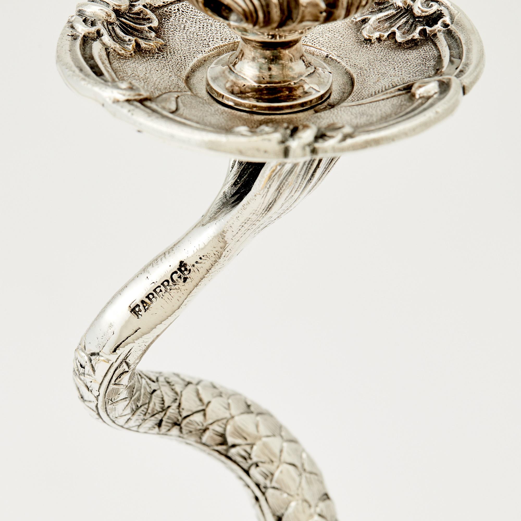 Pareja de candelabros de centro de mesa Fabergé, de plata de ley, modernos de mediados de siglo Europeo en venta