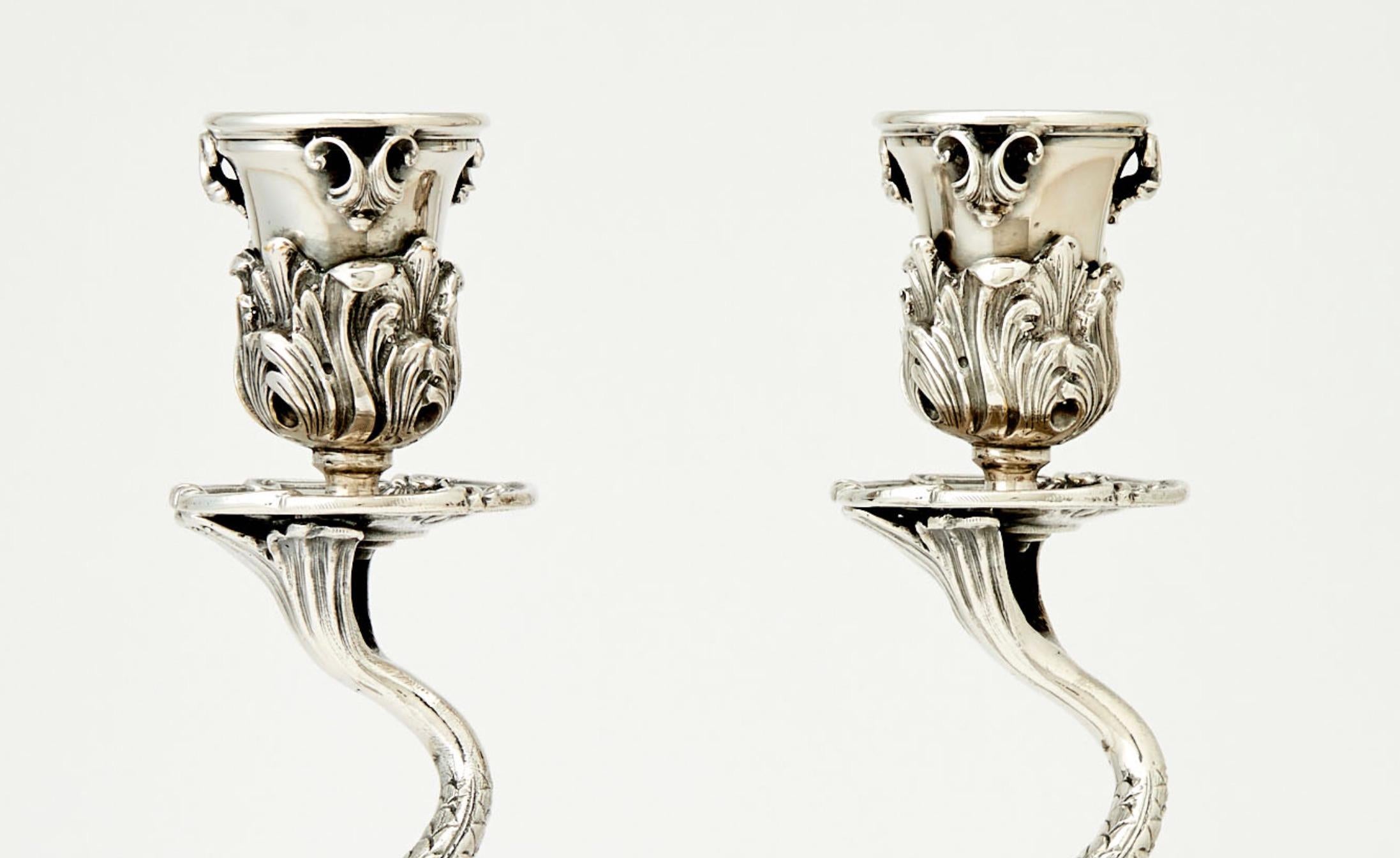 Pareja de candelabros de centro de mesa Fabergé, de plata de ley, modernos de mediados de siglo siglo XX en venta