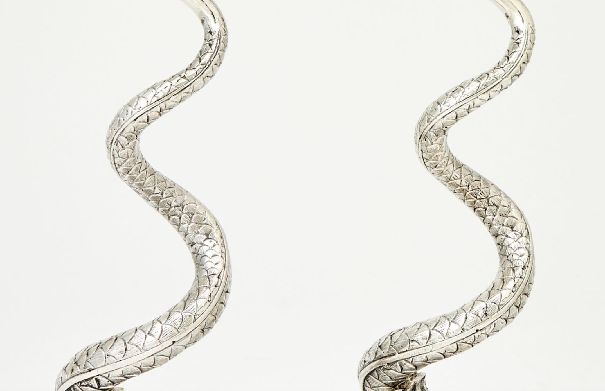 Pareja de candelabros de centro de mesa Fabergé, de plata de ley, modernos de mediados de siglo Plata esterlina en venta