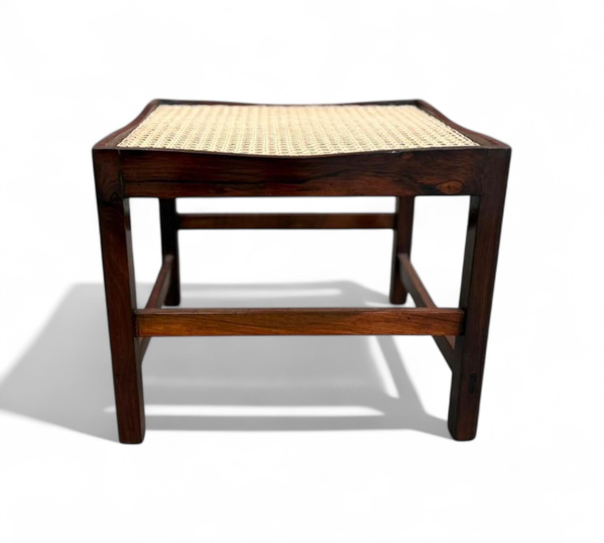 Pareja de taburetes modernos de mediados de siglo en madera dura y caña, Desconocido, Brasil, Años 60 siglo XX en venta