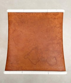 Coppia di sgabelli moderni di metà secolo, legno bianco e pelle color cognac, Italia, anni '60