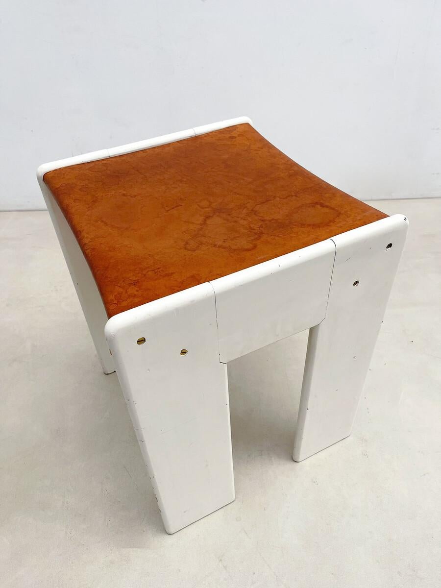 Mid-Century Modern Pair of Stools, White wood and Cognac Leather, Italy, 1960s In Fair Condition For Sale In Brussels, BE