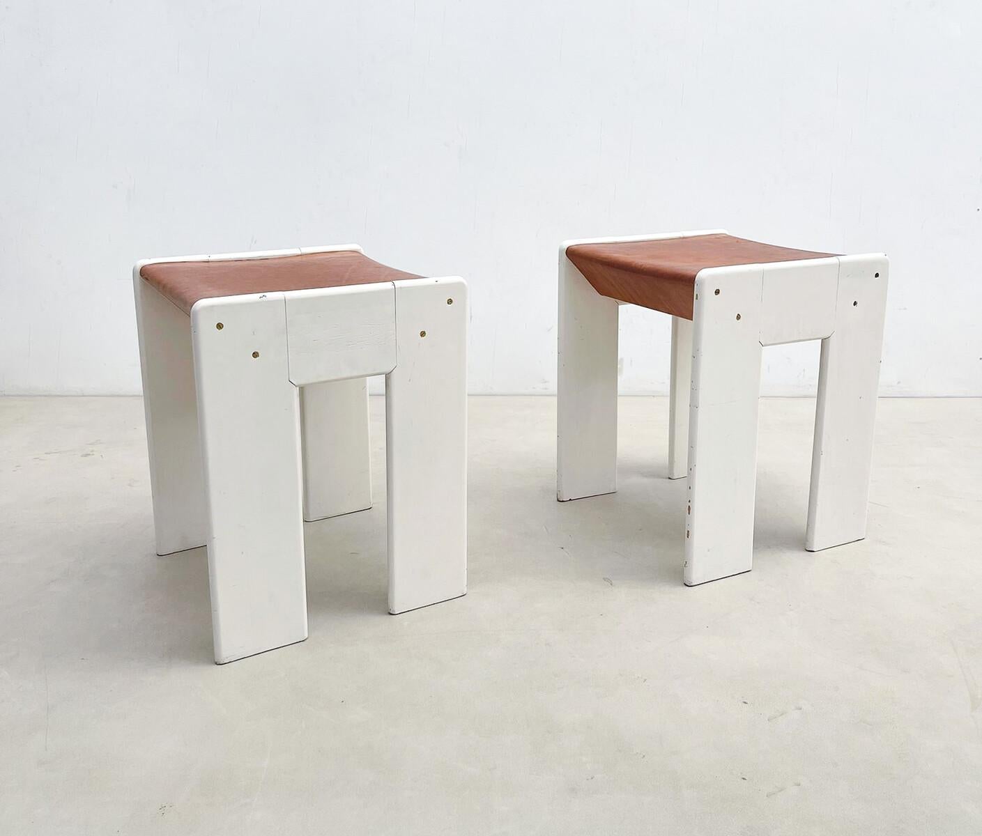 Mid-20th Century Mid-Century Modern Pair of Stools, White wood and Cognac Leather, Italy, 1960s For Sale