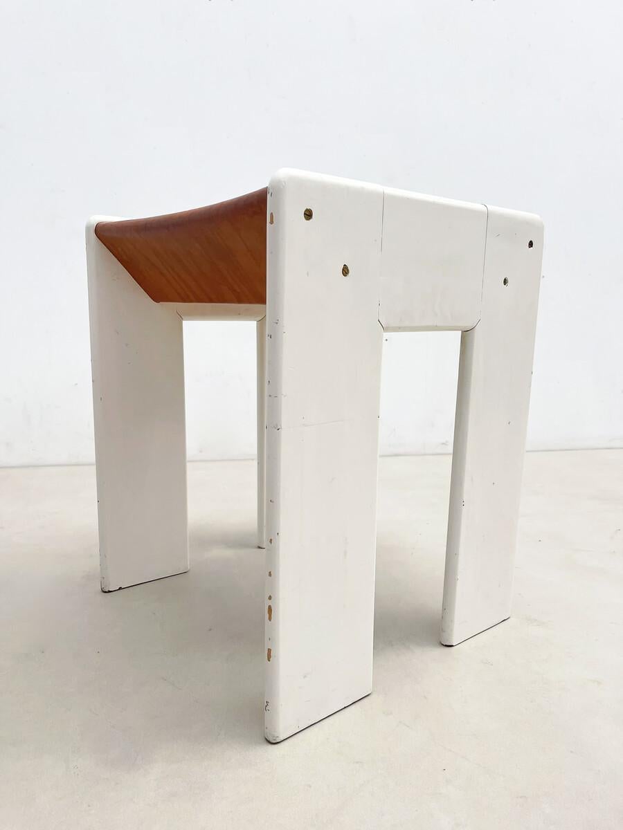 Mid-Century Modern Pair of Stools, White wood and Cognac Leather, Italy, 1960s For Sale 2
