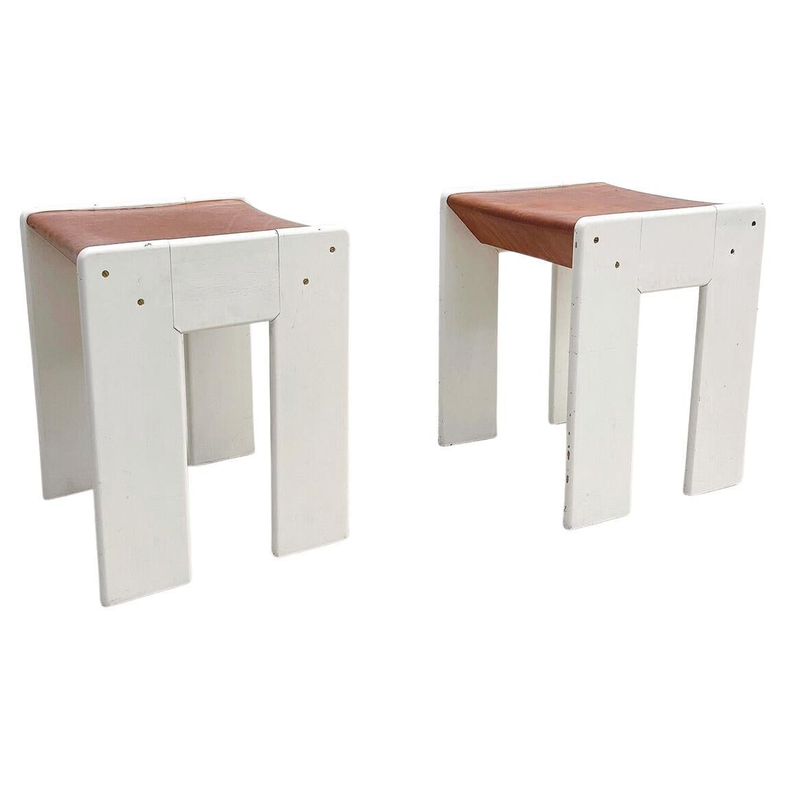 Mid-Century Modern Pair of Stools, White wood and Cognac Leather, Italy, 1960s For Sale