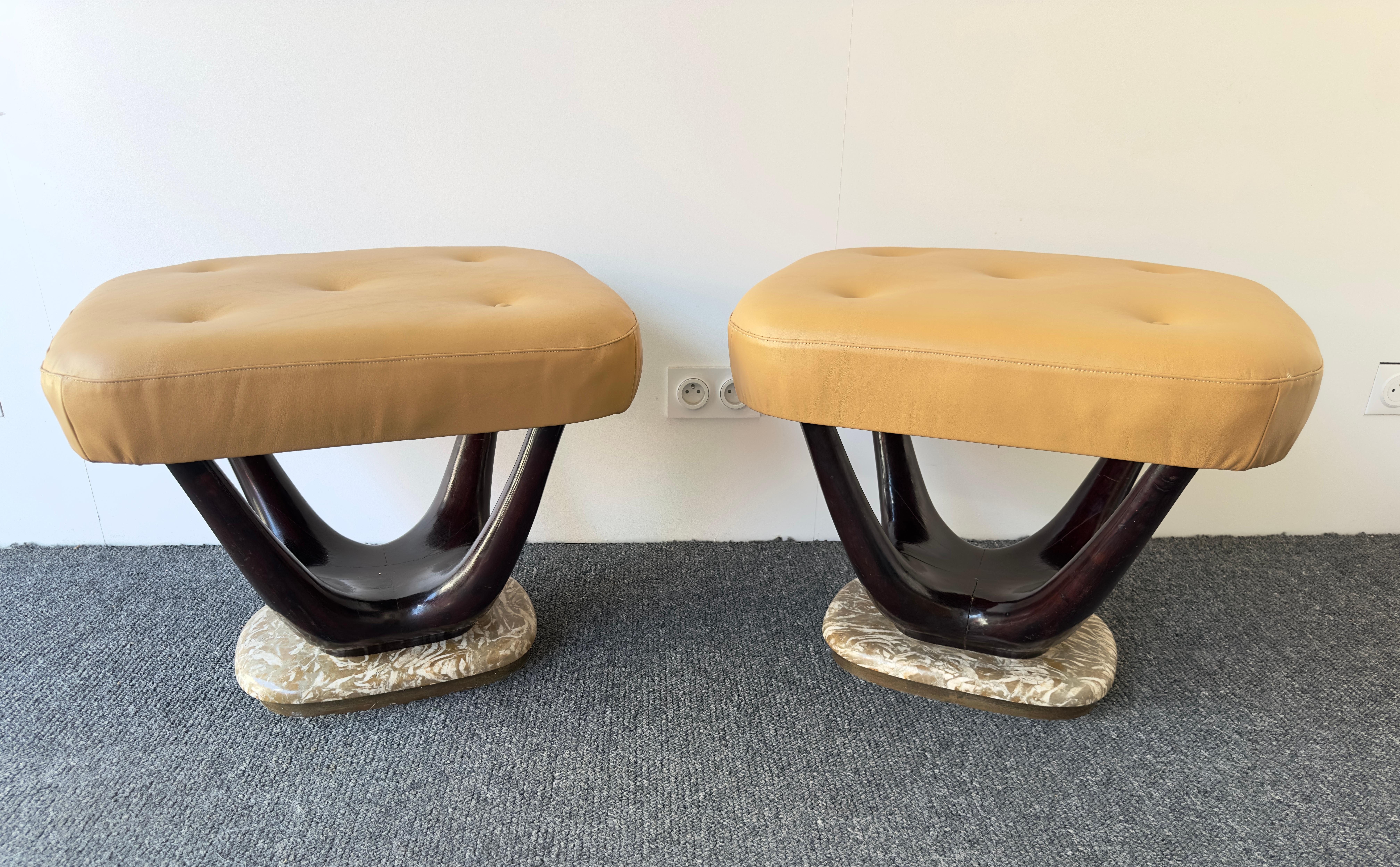 Mid-Century Modern Coppia di sgabelli in legno, ottone e base in marmo. Tappezzeria nuova in pelle. Design famosi come Pier Luigi Colli, Mascagni, Cesare Lacca, Lissone, Osvaldo Borsani, Gianfranco Frattini, Ico Parisi, Gio Ponti, Cassina, Carlo de