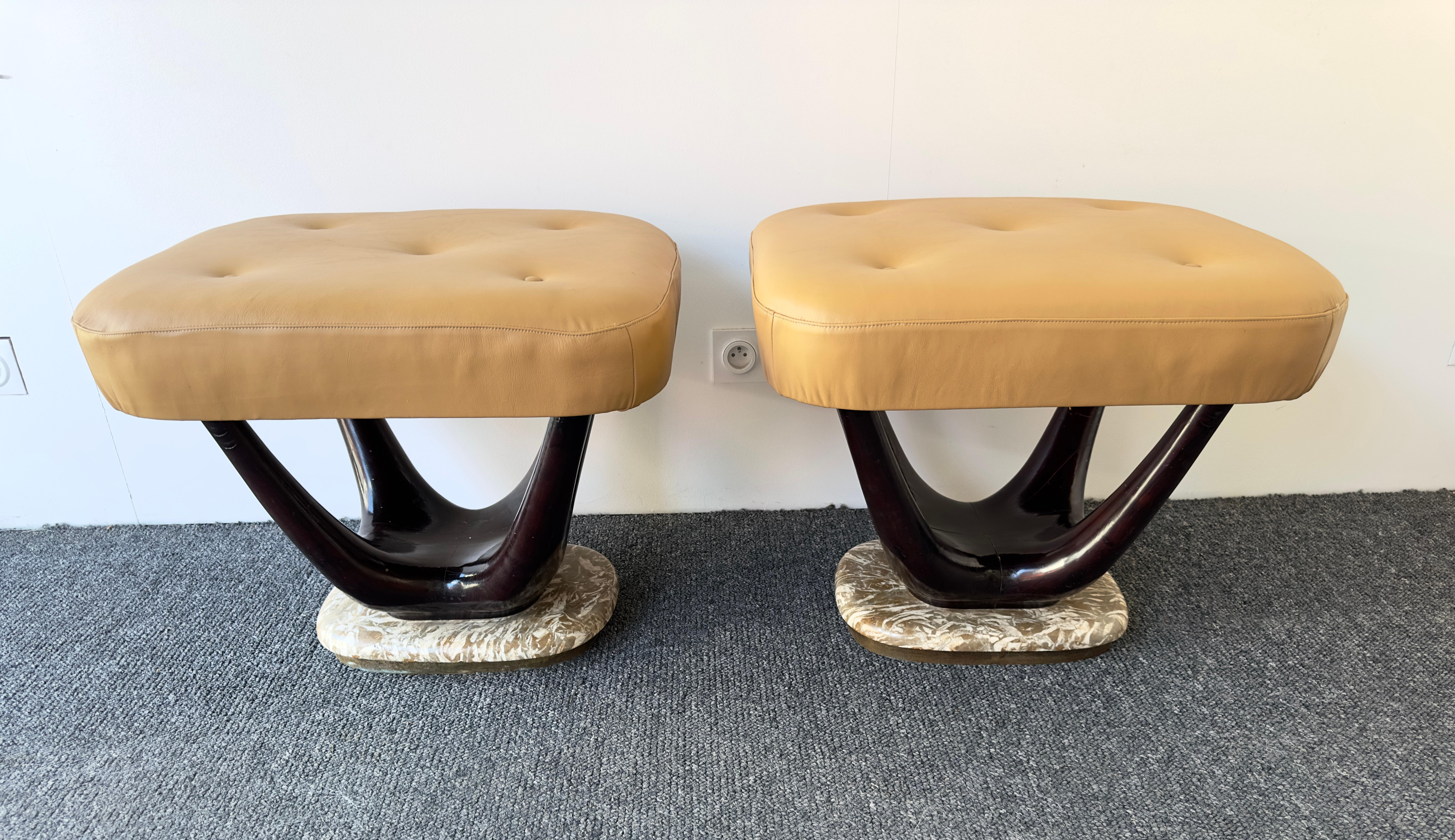 Ottone Coppia di sgabelli moderni di metà secolo Wood e Marmo di Dassi.  Italia, anni '50 in vendita