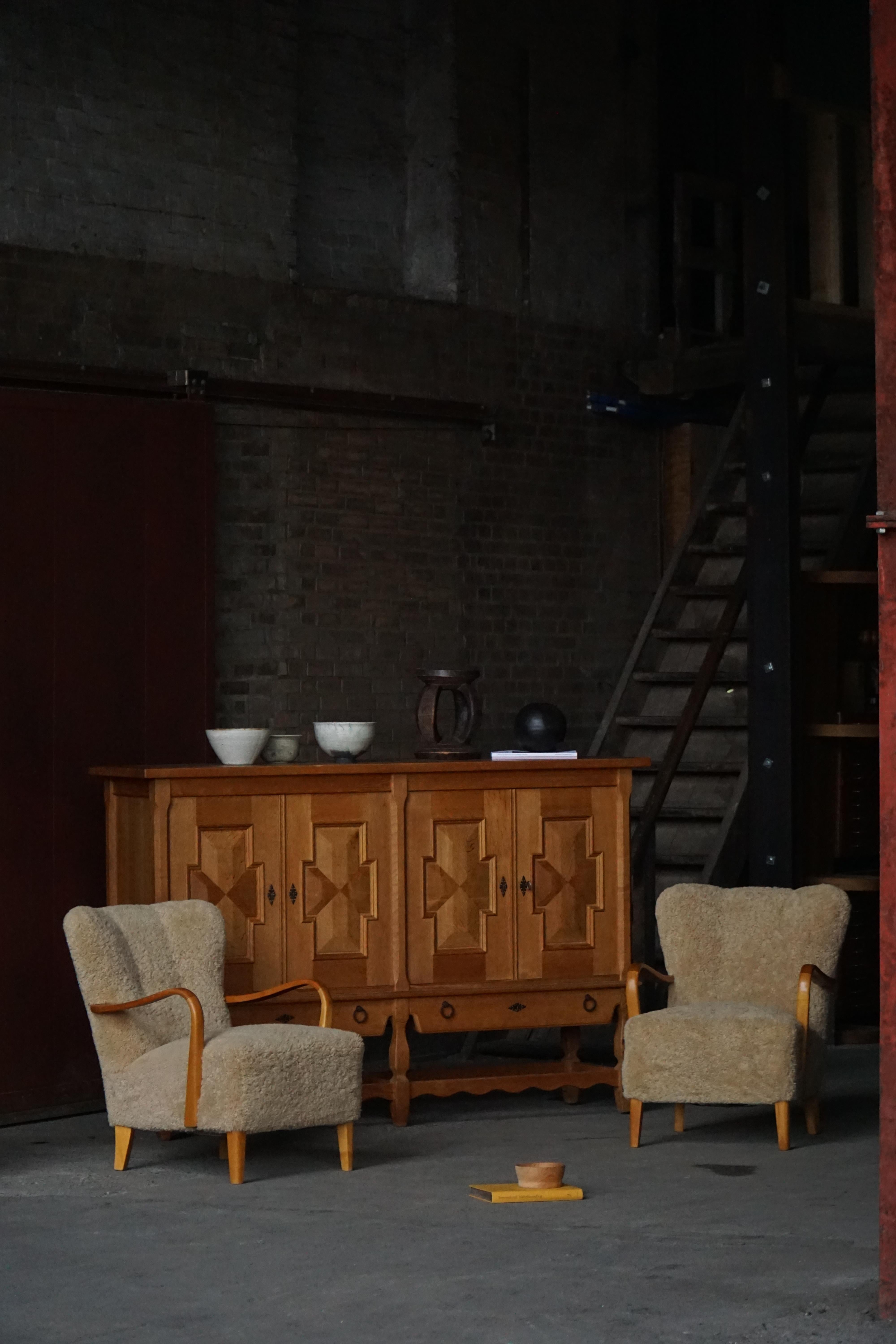 Una pareja atemporal de tumbonas modernas suecas en abedul y retapizadas en lana de cordero shearling de alta calidad que añade una textura suave y táctil a la estética general. La lana es cálida y acogedora, por lo que estas sillas son el