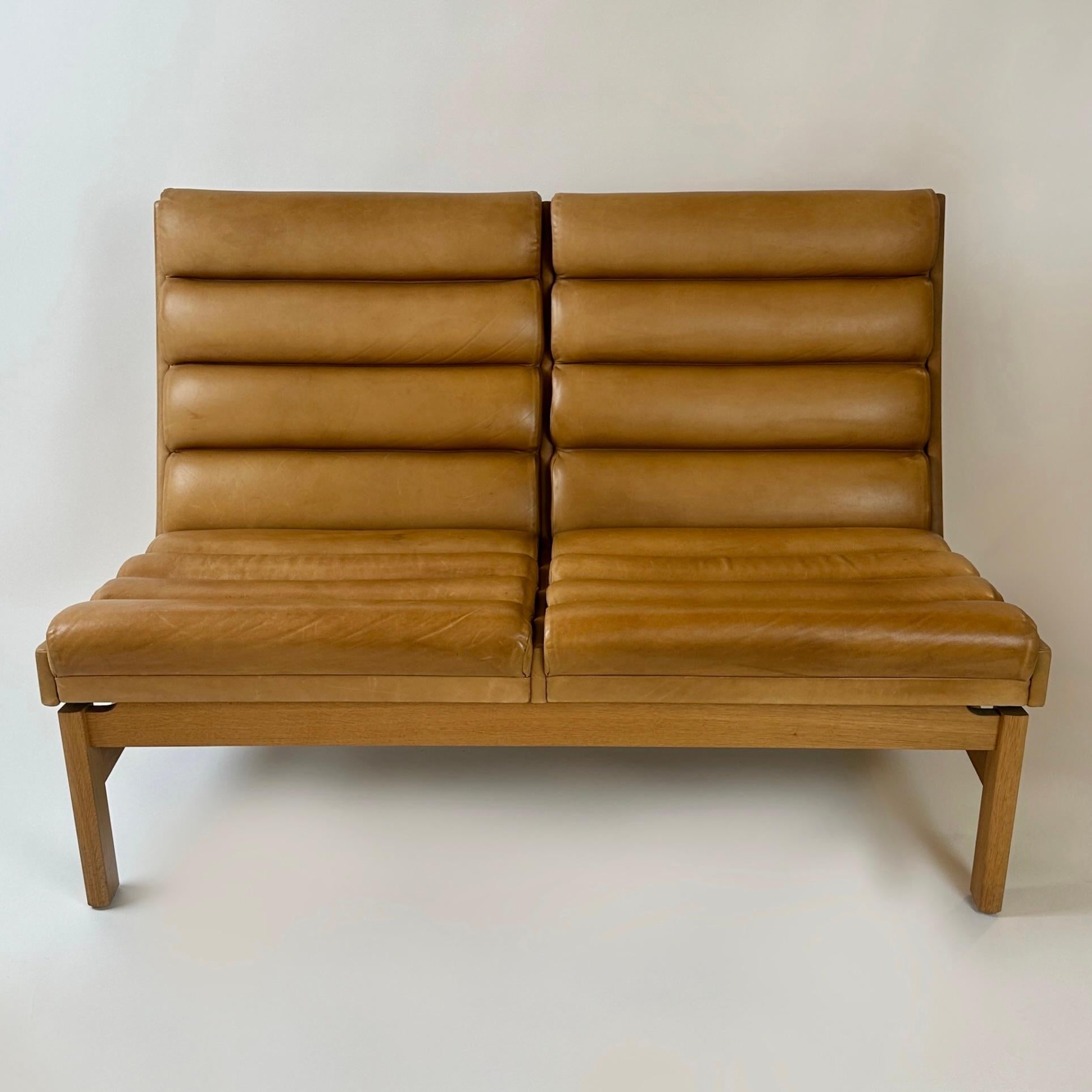 Mid-Century moderno Coppia di divani svedesi in Oak e pelle color cognac di K. E. Ekselius, metà secolo. in vendita