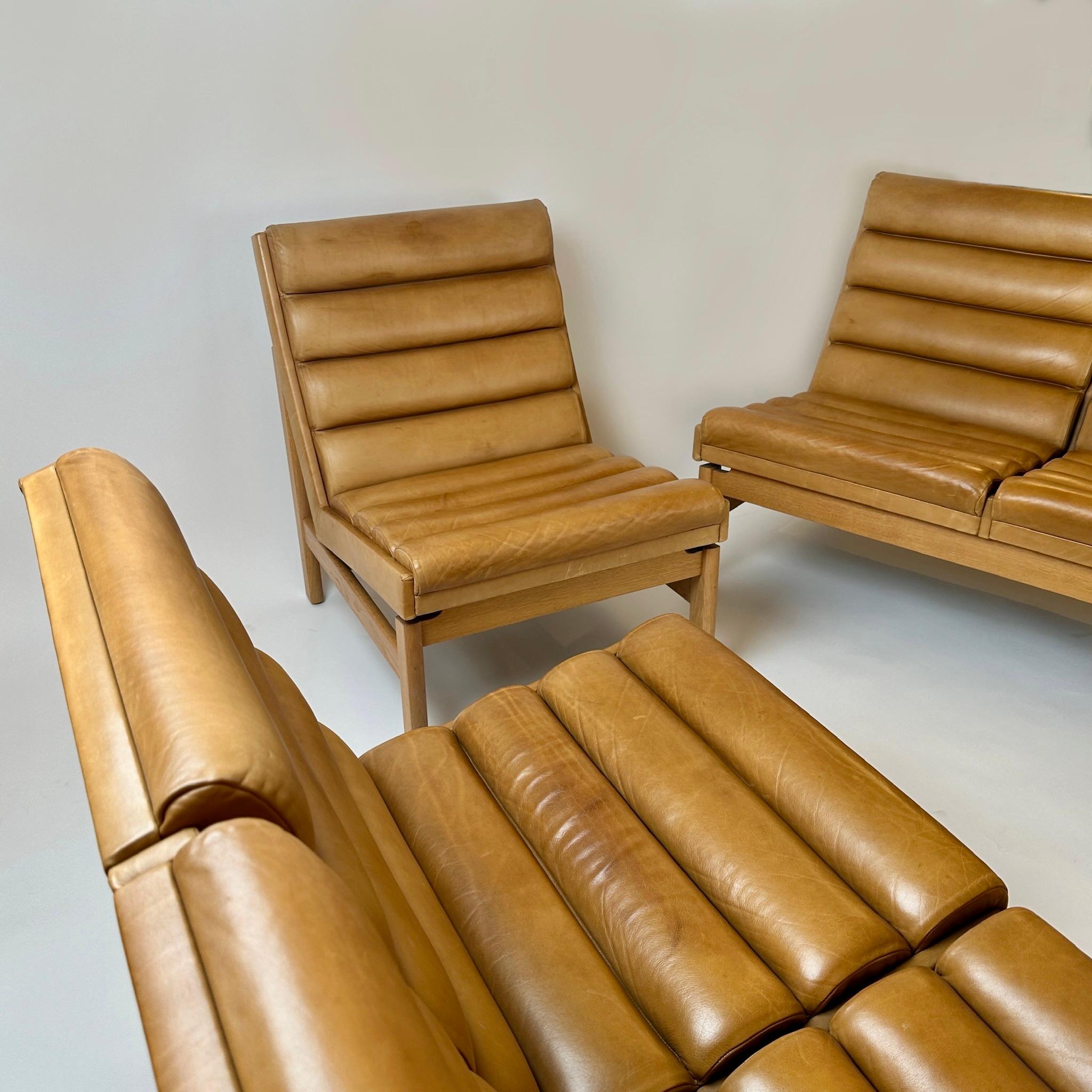 Pelle Coppia di divani svedesi in Oak e pelle color cognac di K. E. Ekselius, metà secolo. in vendita
