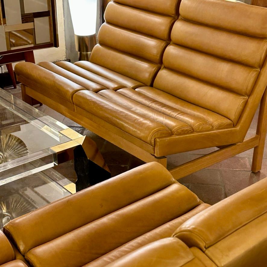 Coppia di divani svedesi in Oak e pelle color cognac di K. E. Ekselius, metà secolo. in vendita 1