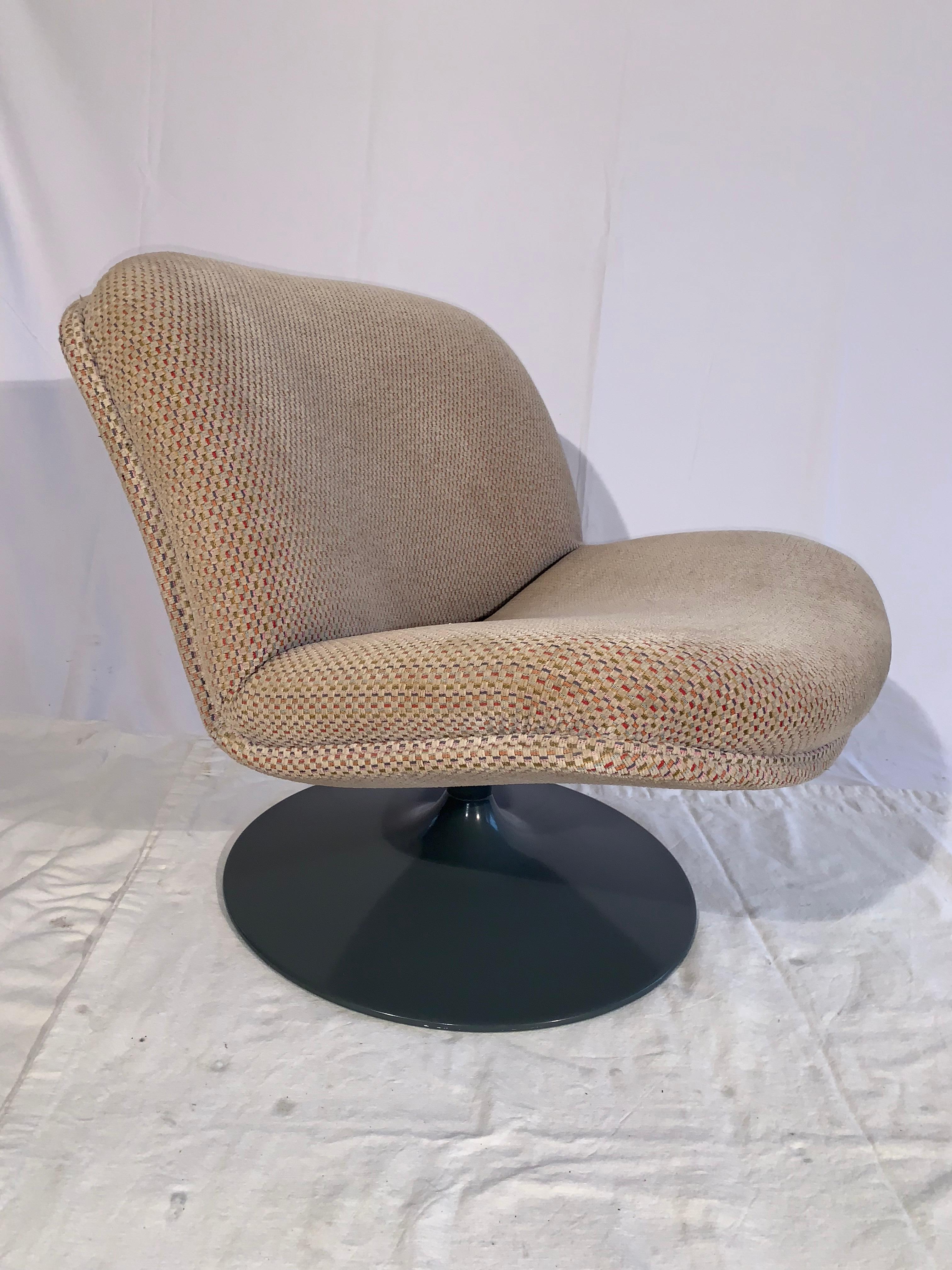 A wonderful pair of vintage swivel chairs in very good condition.
Fabric shows light wear, definitely usable. Bases are clean and free of any wear.
They are comfy and swivel and are great for smaller spaces.