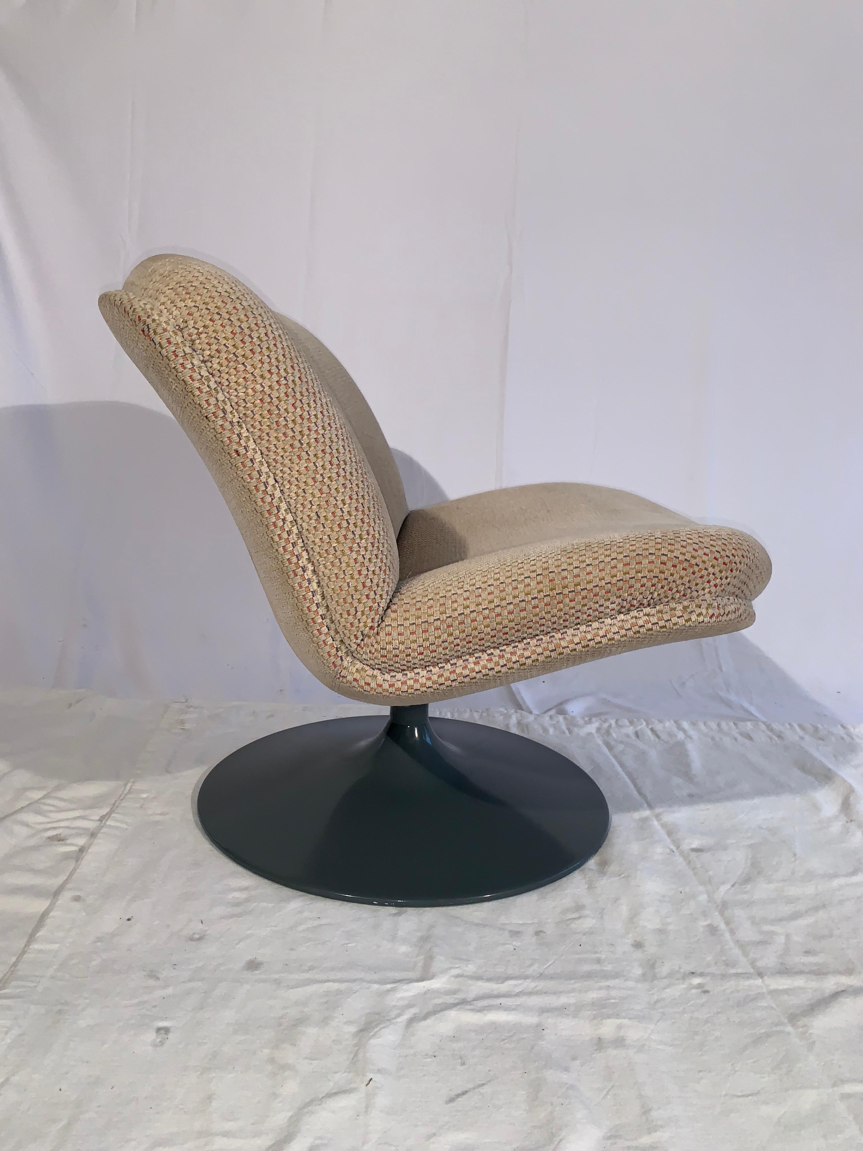 Mid-Century Modern Pair of Swivel Slipper Chairs for Artifort of Netherlands In Good Condition In Canaan, CT