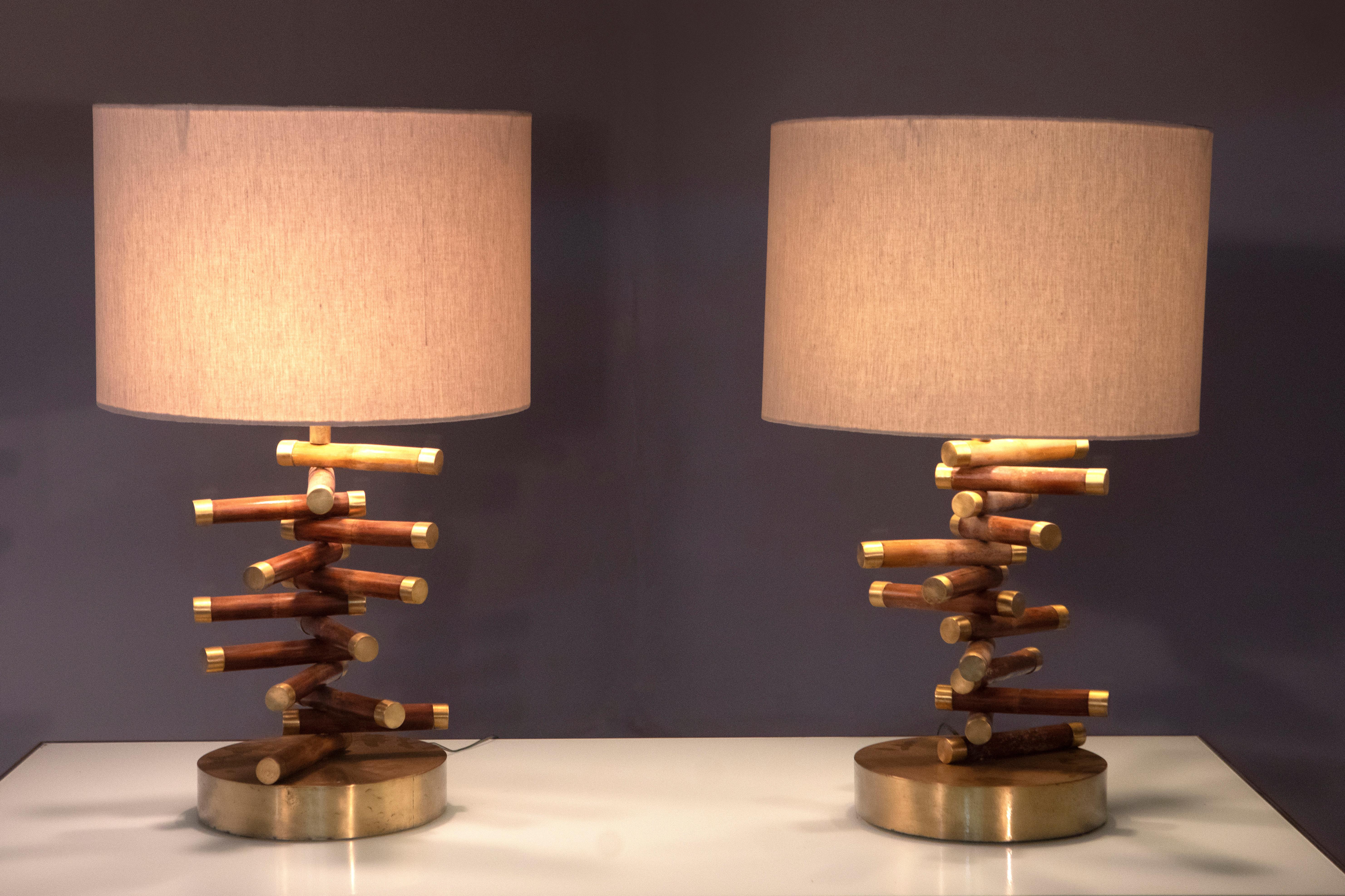 Mid-Century Modern Paar Tischlampen von brasilianischem Designer, Brasilien, 1960er Jahre

Zwei brasilianische Vintage-Tischlampen mit einer skulpturalen Komposition aus übereinander gestapelten Holzstäben, die in einer spiralförmigen Form