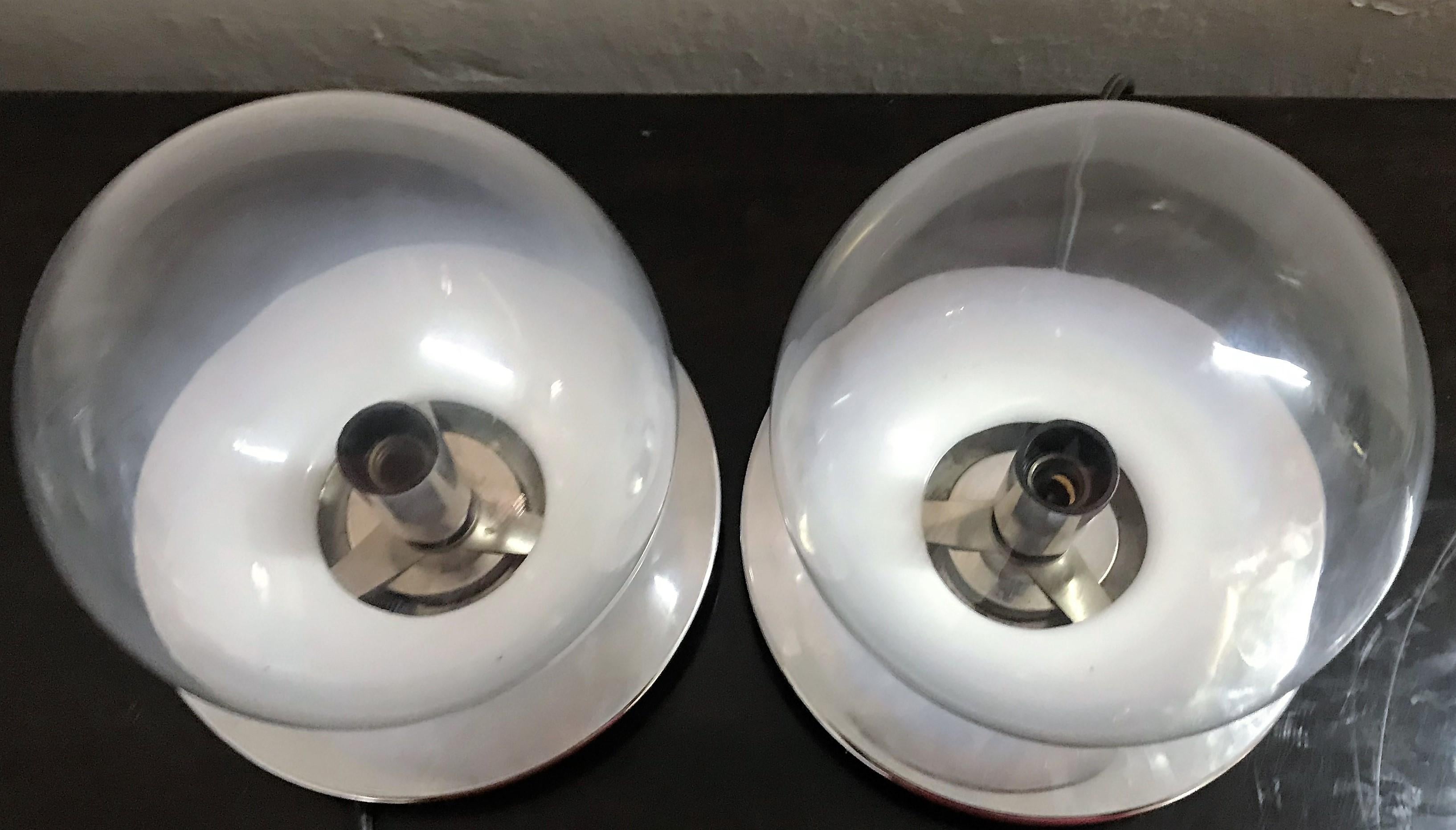 Paire de lampes de table Space Age en verre de Murano soufflé à la bouche, transparent et blanc, et en métal chromé, fabriquées par Targetti Sankey et conservant les étiquettes d'origine, vers 1970.
