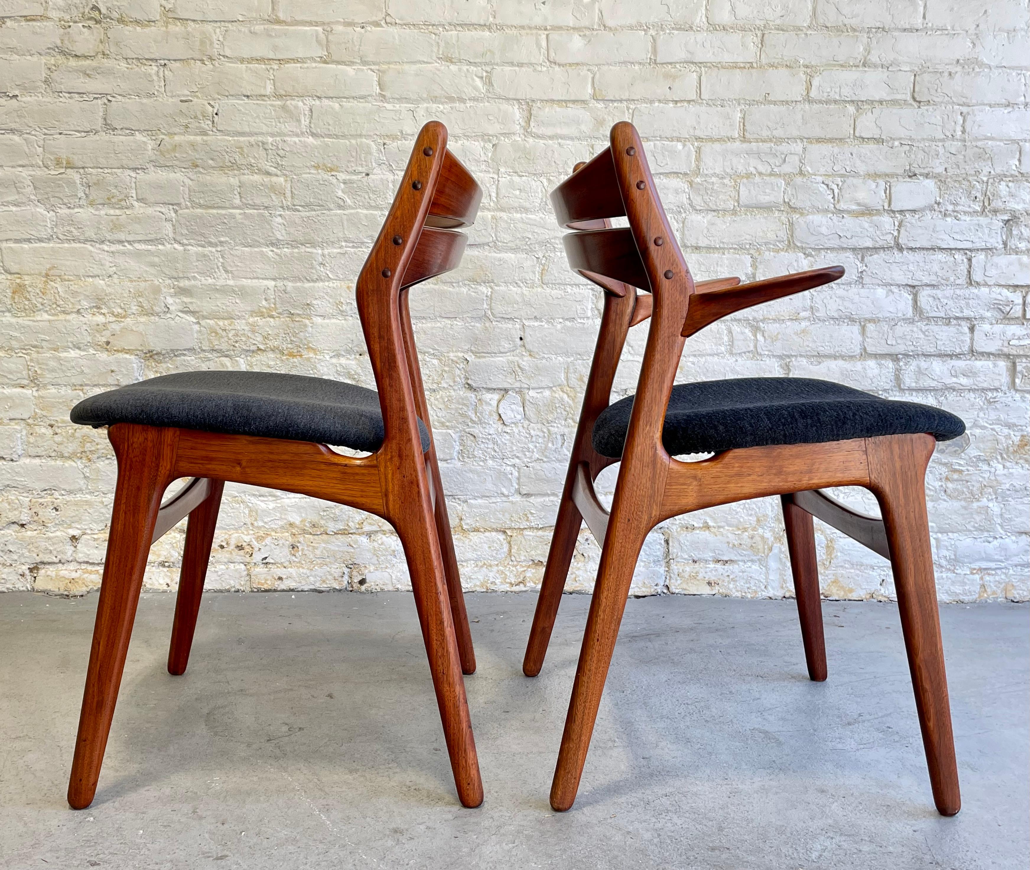Mid Century MODERN Pair of Teak DINING CHAIR by Erik Buch Christian Christiansen Bon état - En vente à Weehawken, NJ