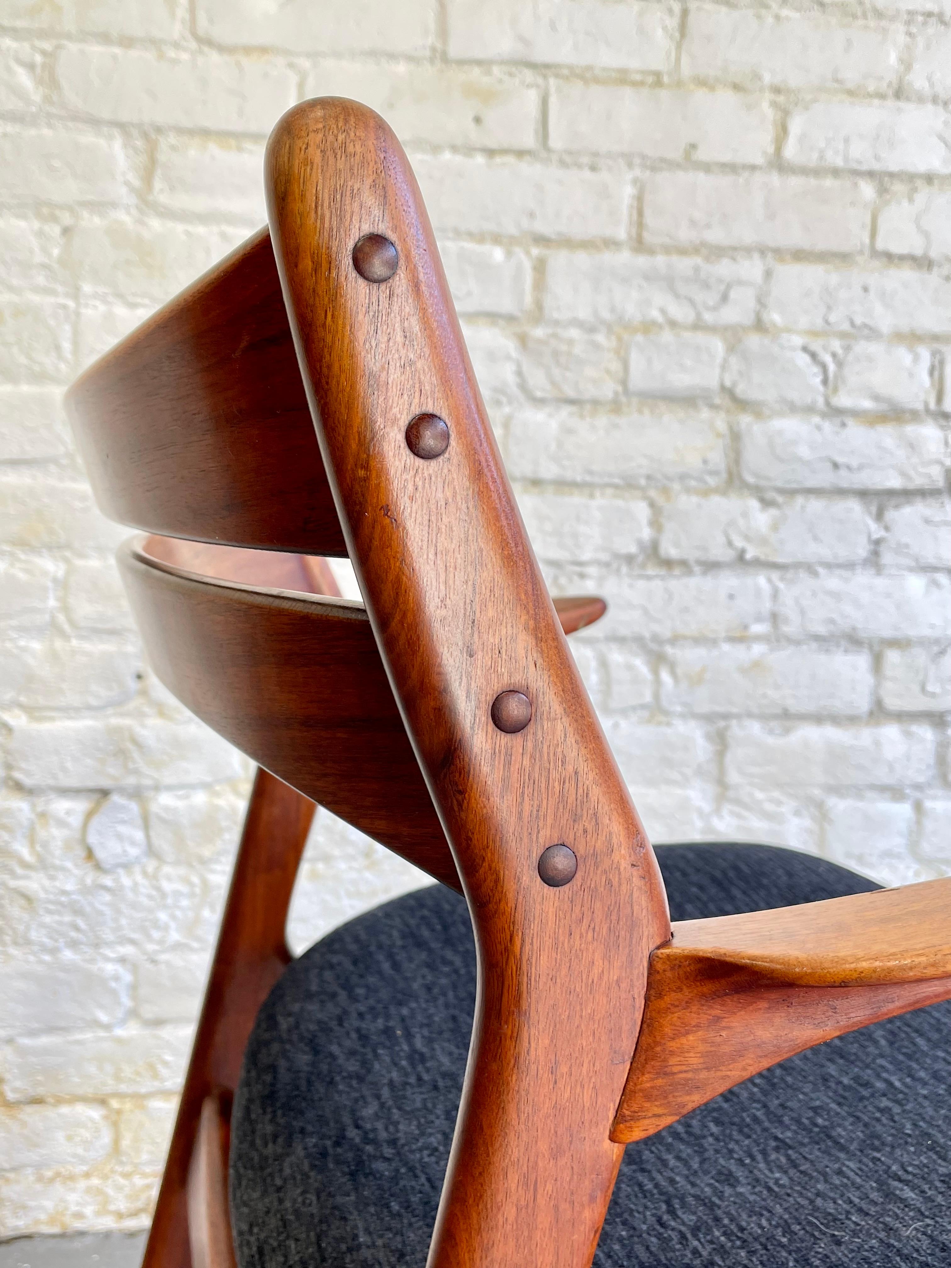 Milieu du XXe siècle Mid Century MODERN Pair of Teak DINING CHAIR by Erik Buch Christian Christiansen en vente