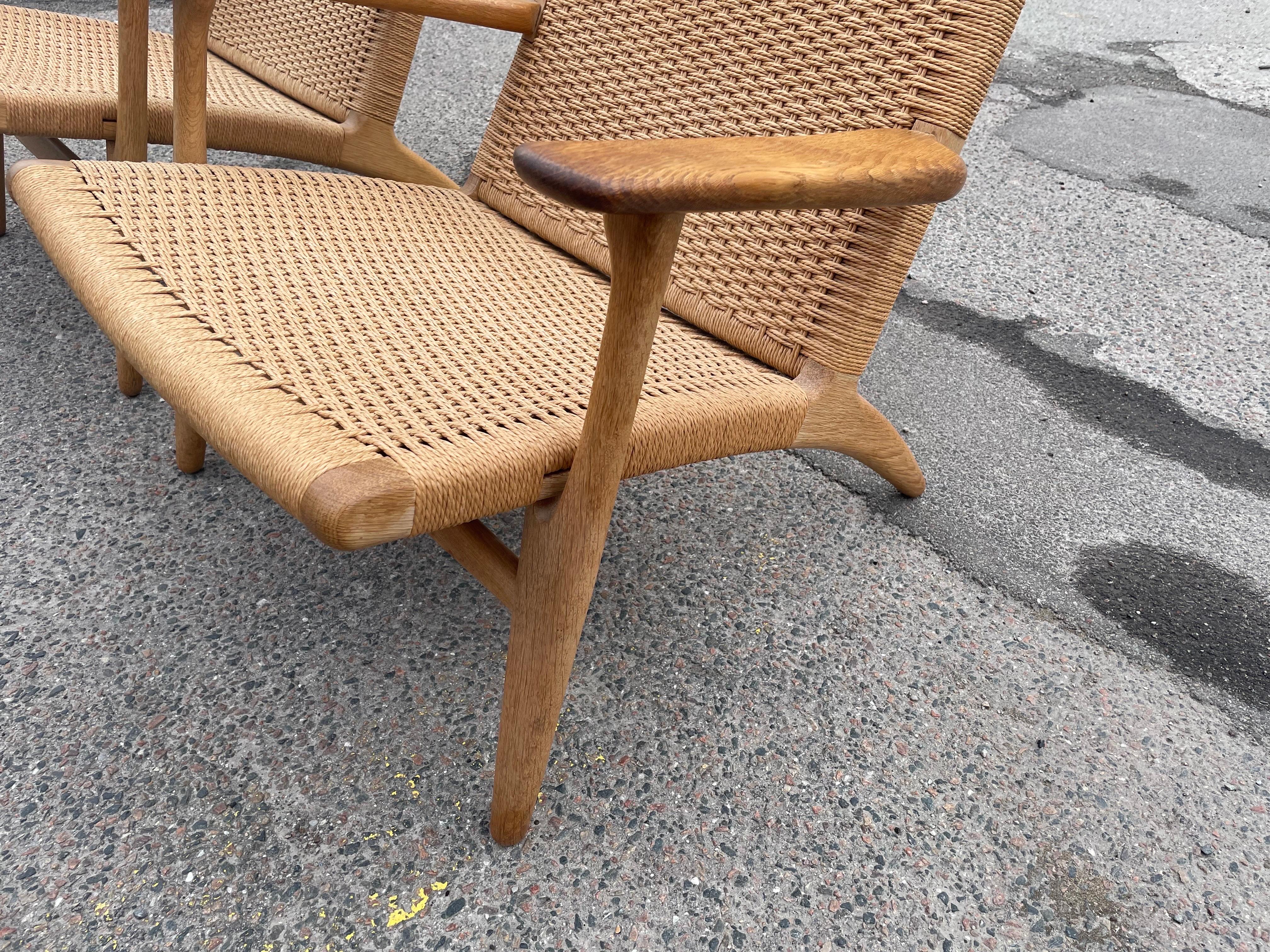 Danish Mid-Century Modern Pair of the Original Oak Lounge Chair Ch25 by Hans Wegner