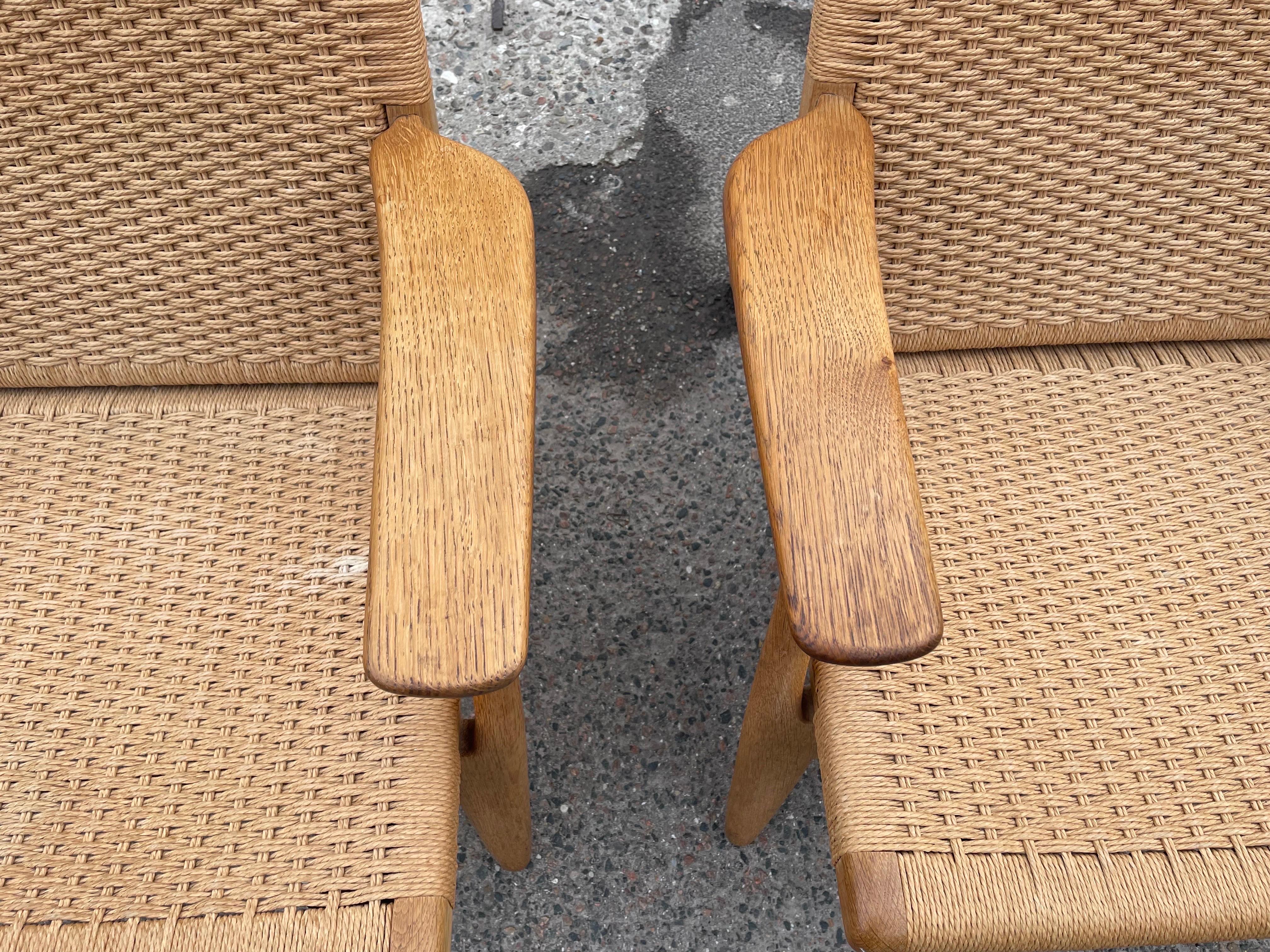Mid-Century Modern Pair of the Original Oak Lounge Chair Ch25 by Hans Wegner In Good Condition In Copenhagen, DK