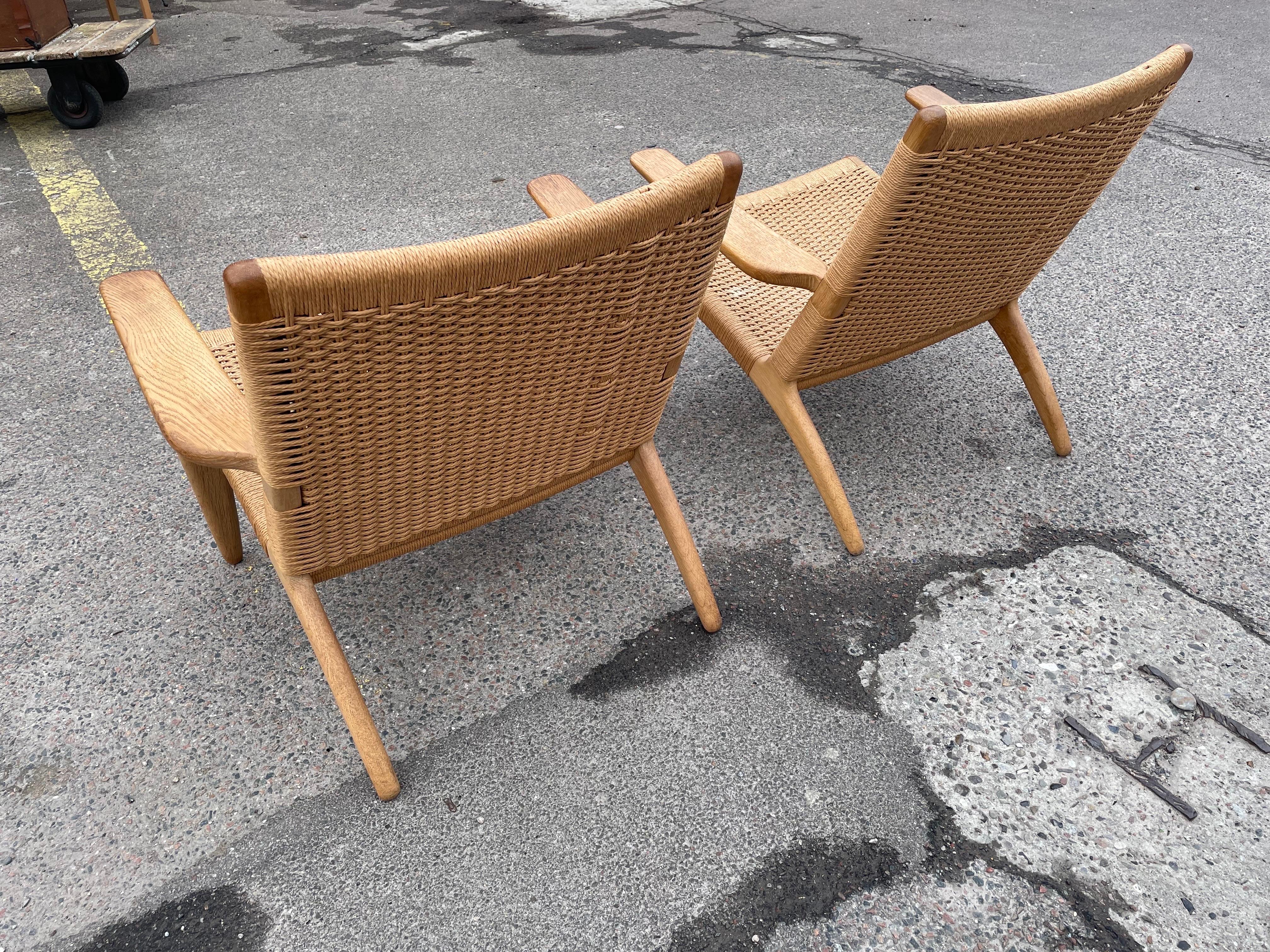 Mid-20th Century Mid-Century Modern Pair of the Original Oak Lounge Chair Ch25 by Hans Wegner