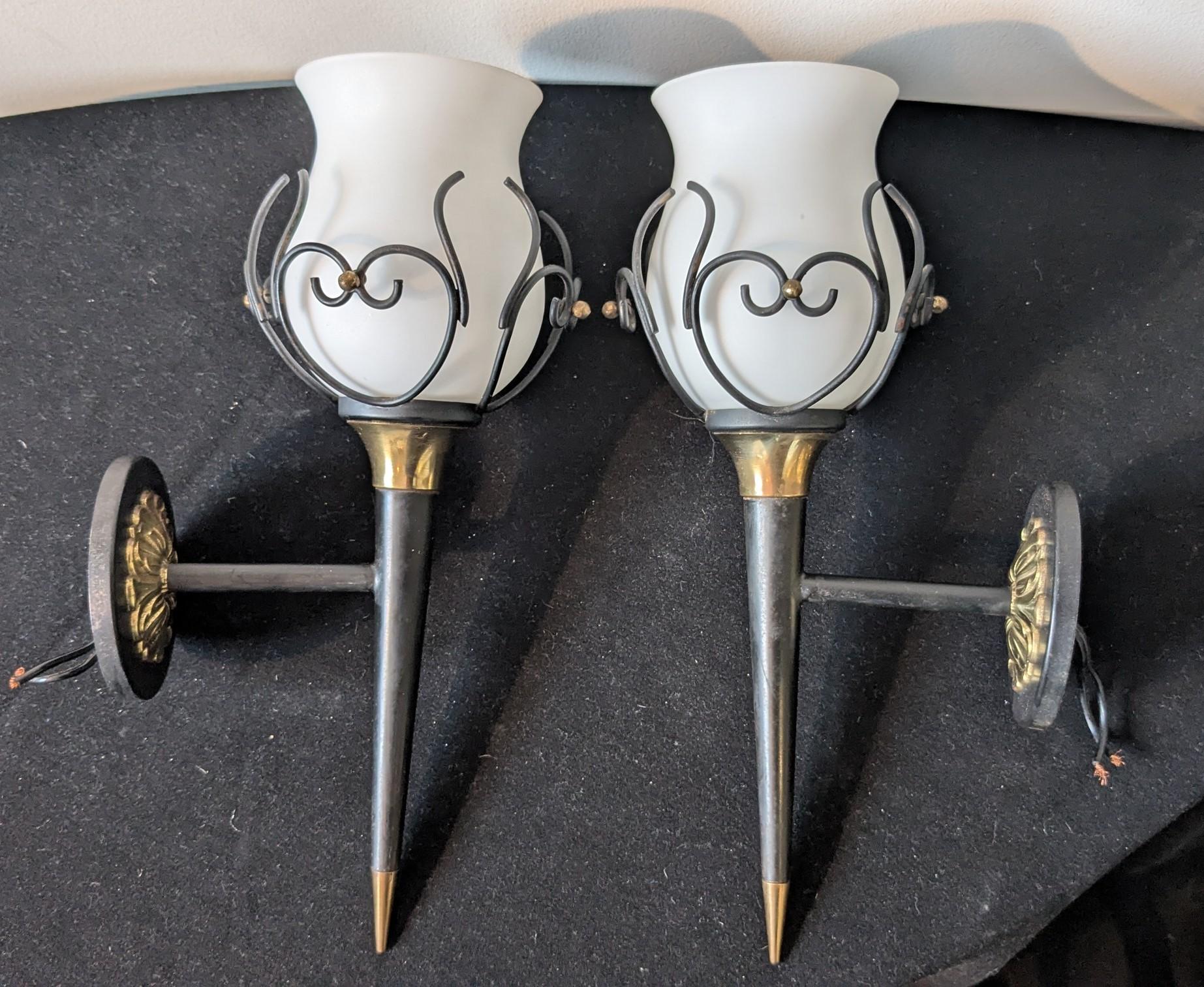 Paire de style mi-siècle moderne  Appliques à 1 bras en laiton Maison Arlus, France, 1950 en vente 2