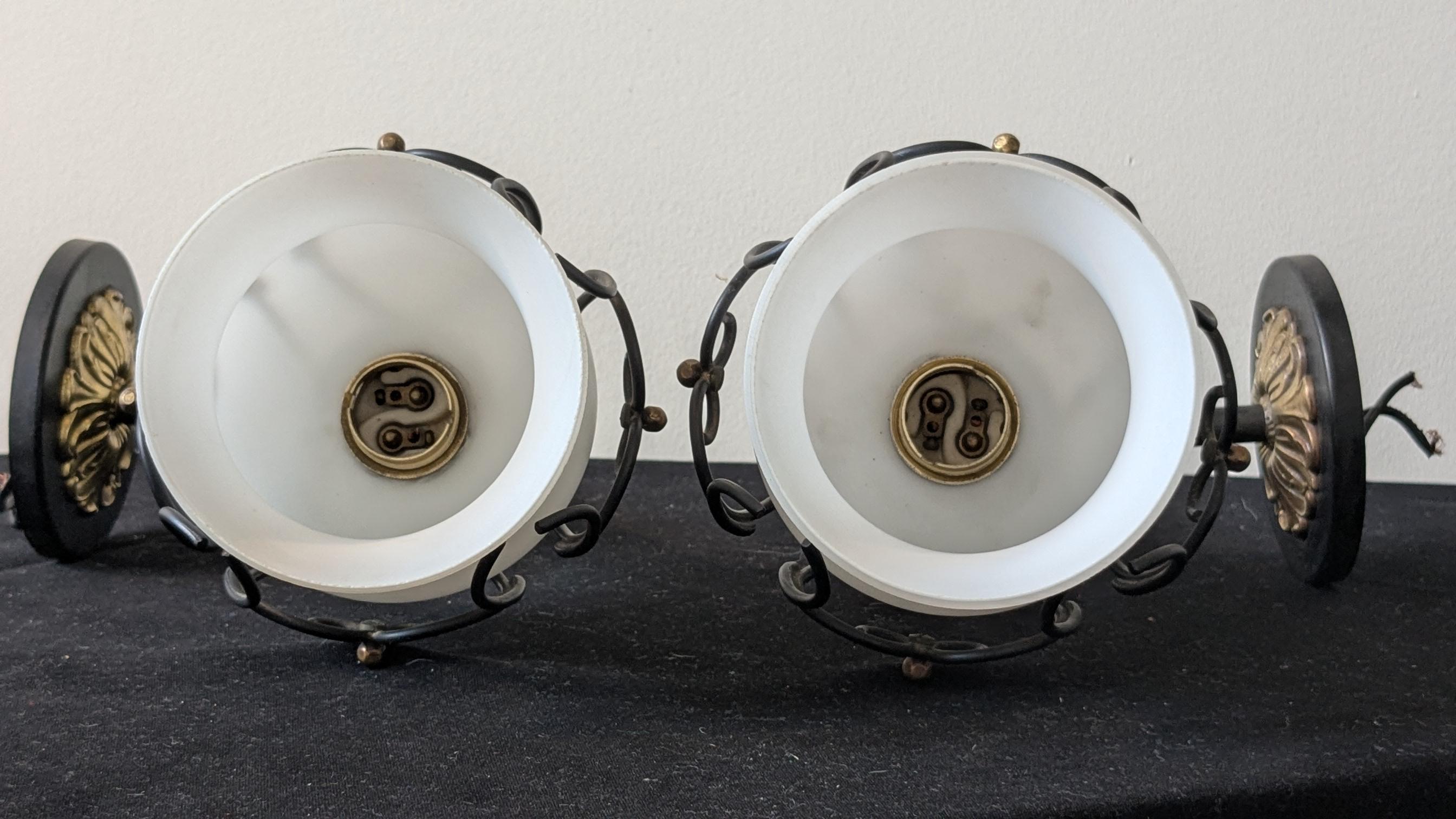 Paire de style mi-siècle moderne  Appliques à 1 bras en laiton Maison Arlus, France, 1950 en vente 4