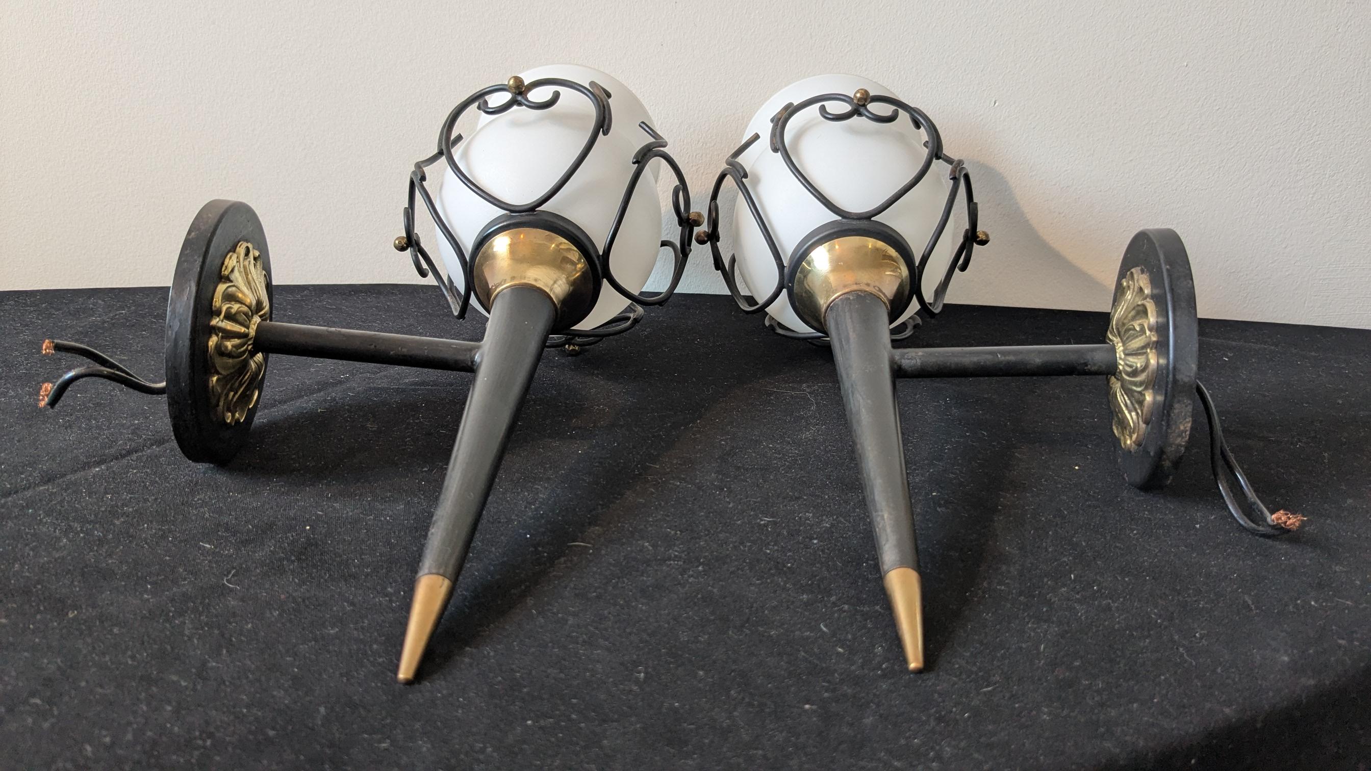 Paire de style mi-siècle moderne  Appliques à 1 bras en laiton Maison Arlus, France, 1950 en vente 5