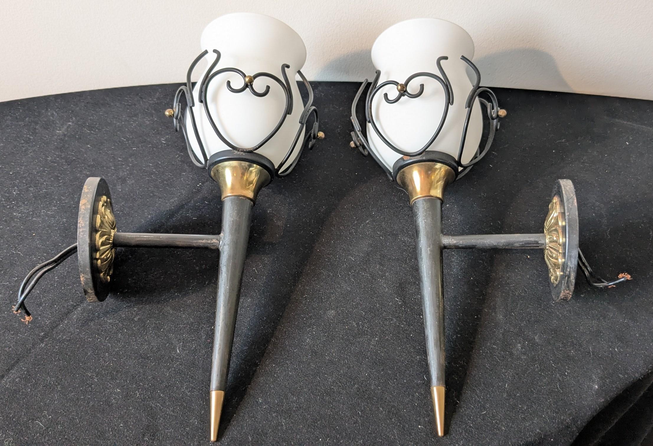 Mid-Century Modern Paire de style mi-siècle moderne  Appliques à 1 bras en laiton Maison Arlus, France, 1950 en vente