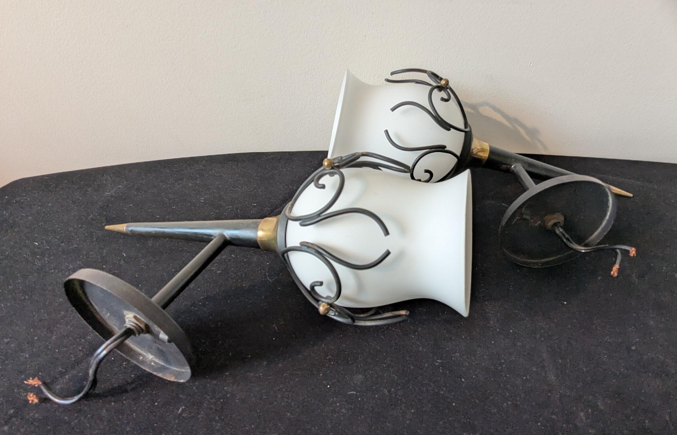 Doré Paire de style mi-siècle moderne  Appliques à 1 bras en laiton Maison Arlus, France, 1950 en vente