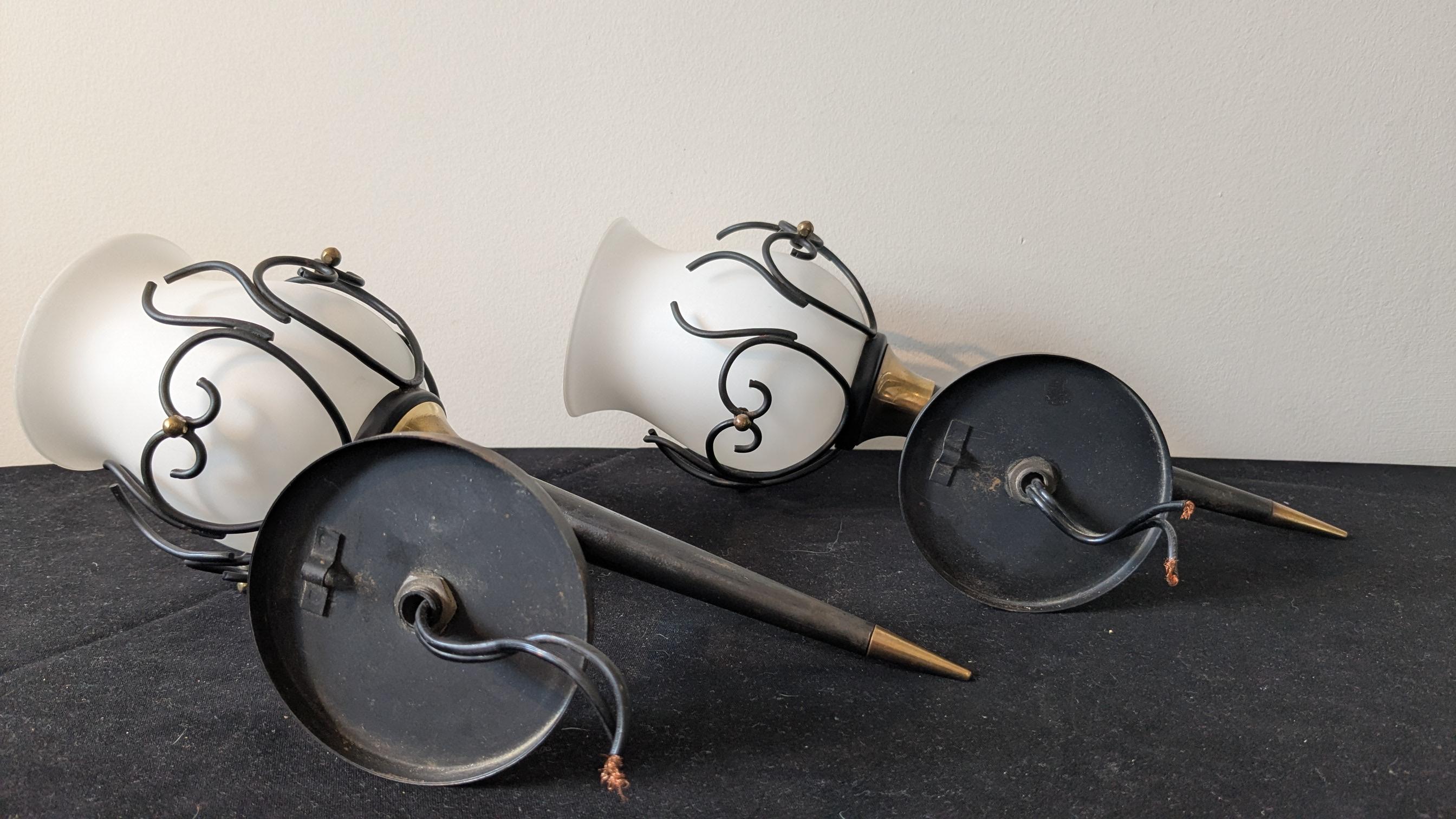 Milieu du XXe siècle Paire de style mi-siècle moderne  Appliques à 1 bras en laiton Maison Arlus, France, 1950 en vente