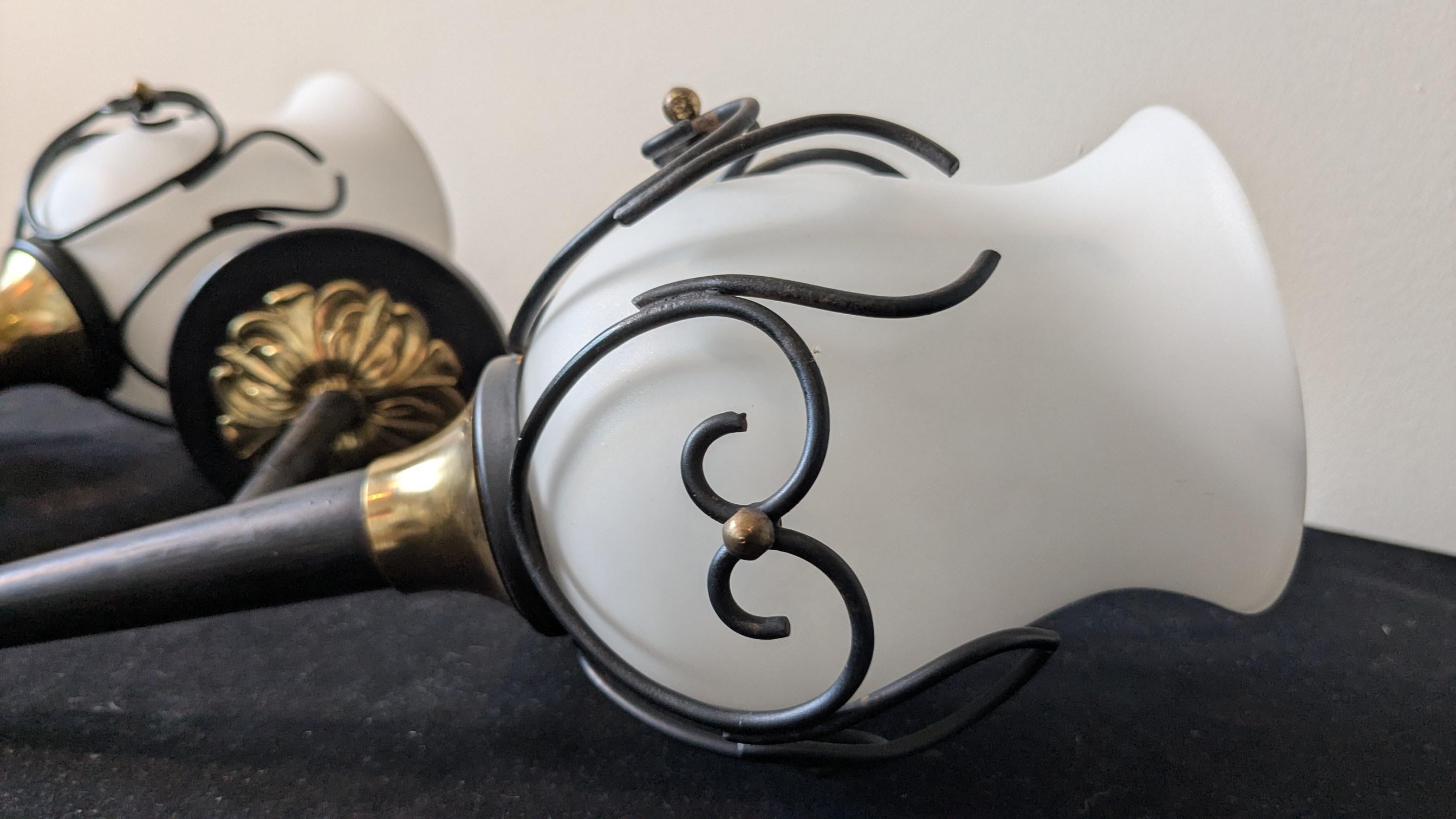 Paire de style mi-siècle moderne  Appliques à 1 bras en laiton Maison Arlus, France, 1950 en vente 1
