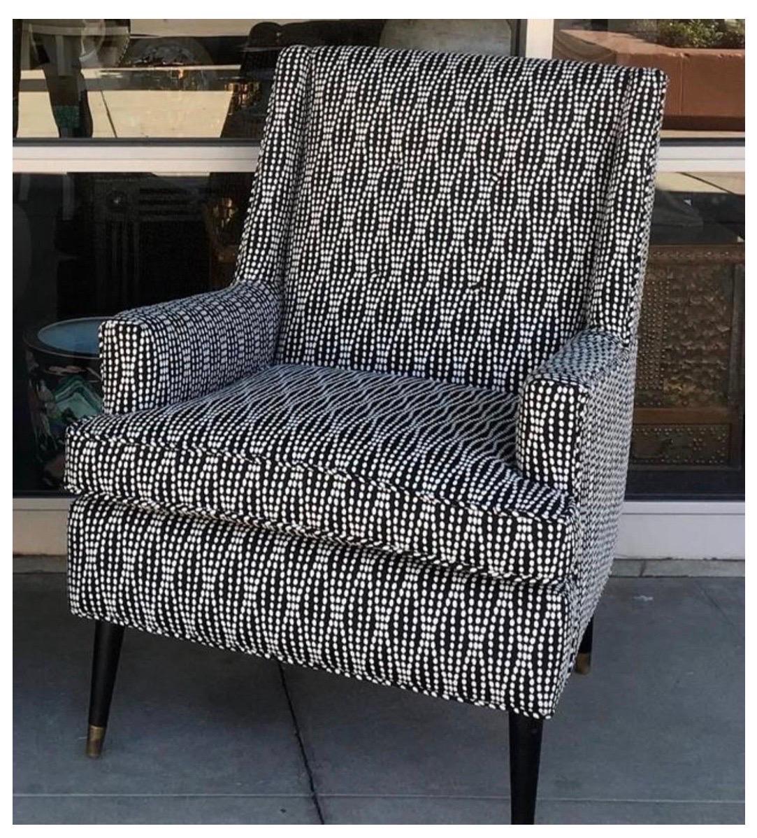 Paire de fauteuils de salon de télévision modernes du milieu du siècle dernier en tissu géométrique noir/blanc Bon état - En vente à Palm Springs, CA