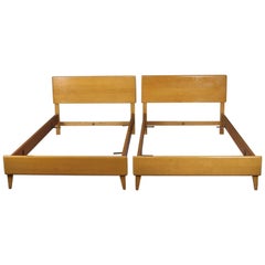 Mid-Century Modern Pair of Twin Bett Frames:: Weizen Finish:: Mitte des 20