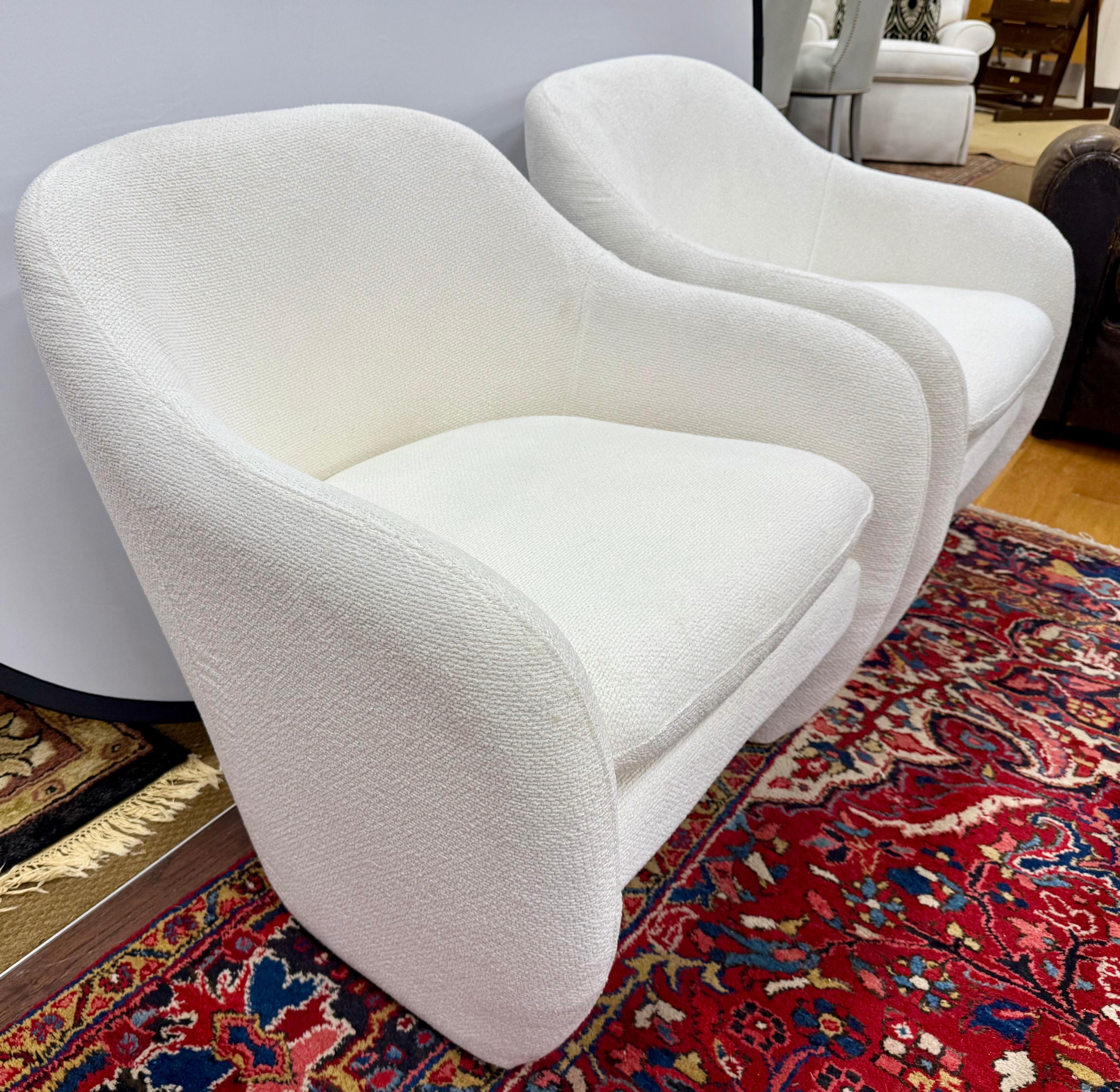 20th Century Mid Century Modern Pair of Upholstered White Performance Fabric Lounge Chairs For Sale