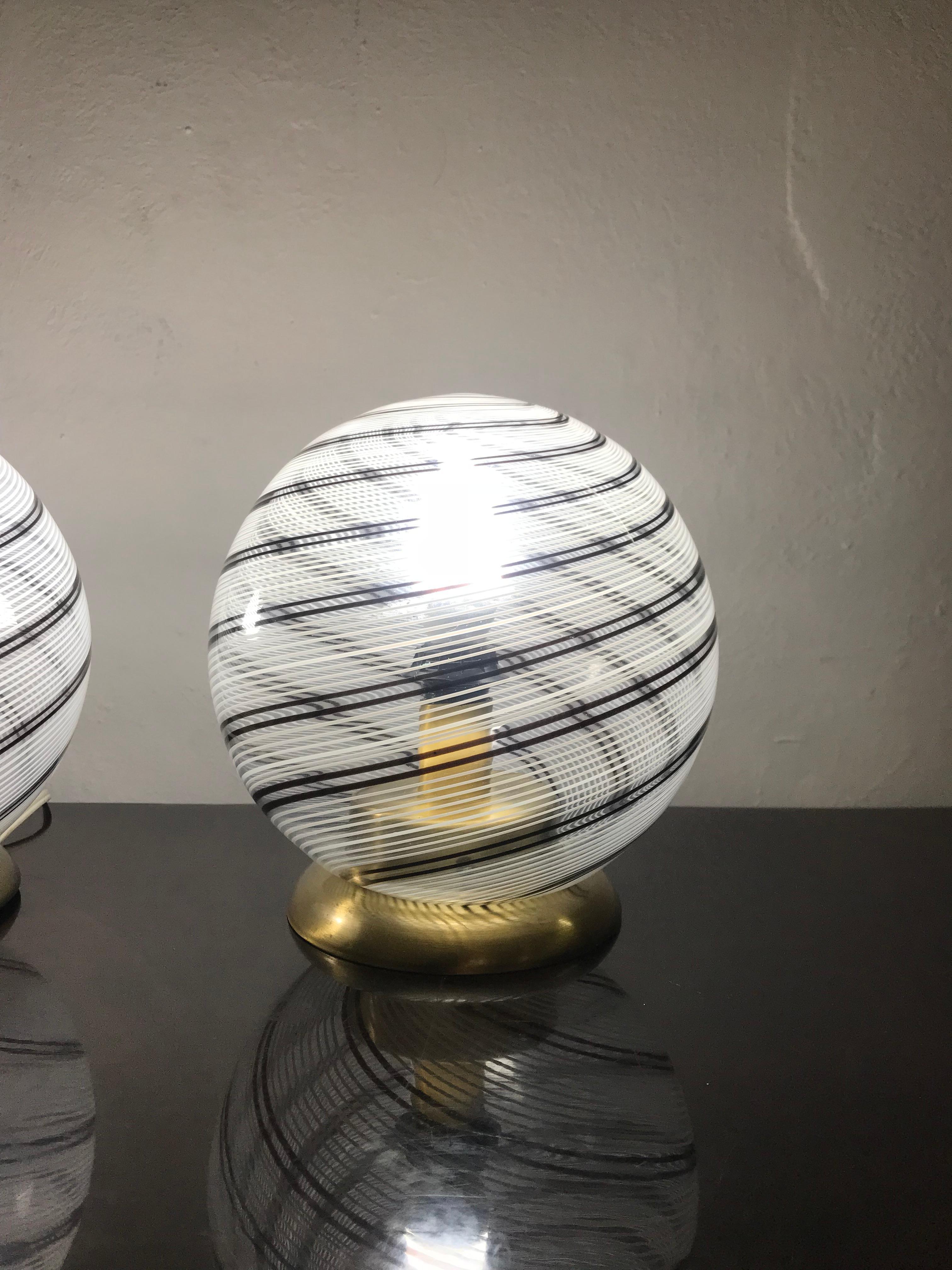 Mid-Century Modern Pair of Venini Table Lamps in Brass and Murano Glass For Sale 4