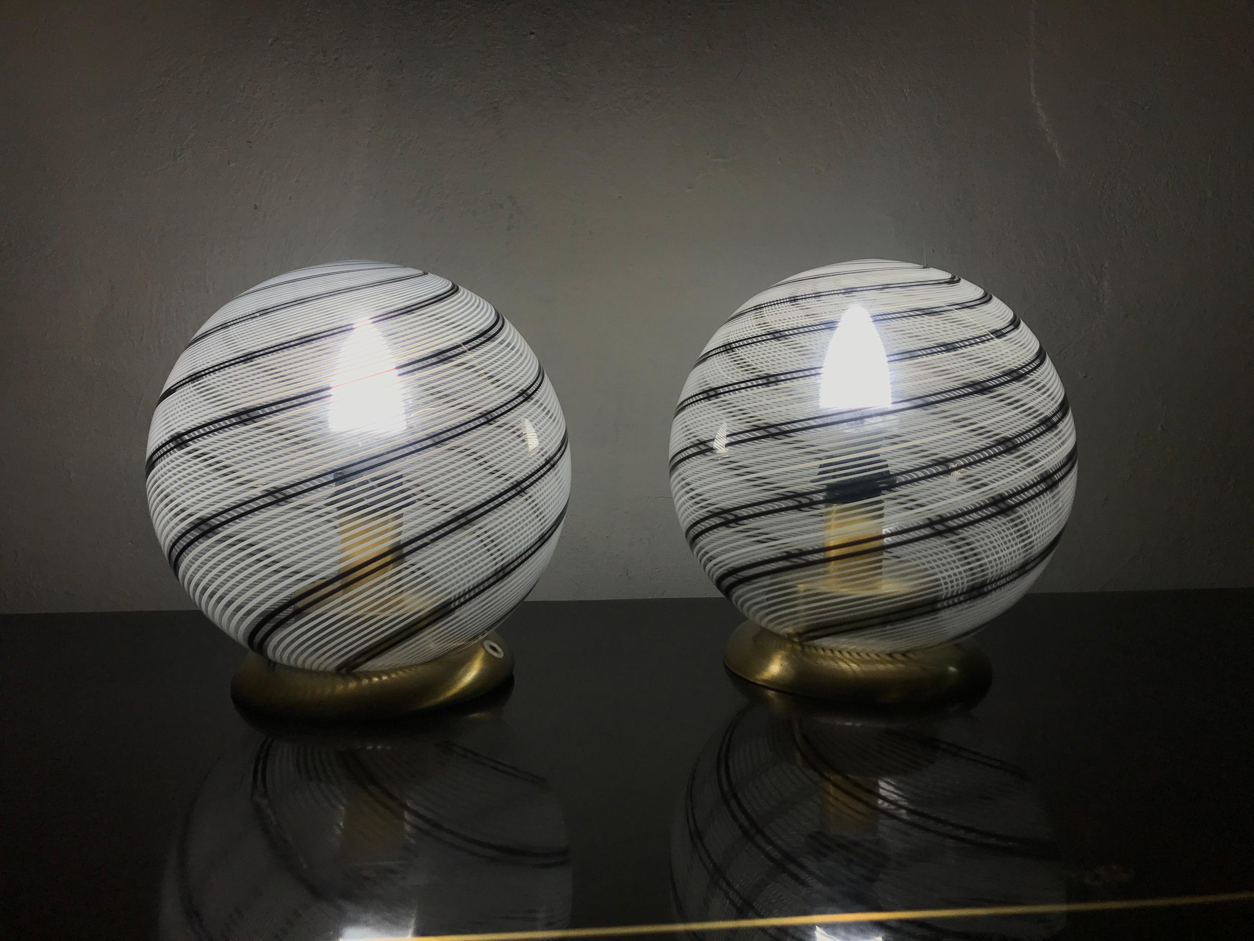 Hand-Crafted Mid-Century Modern Pair of Venini Table Lamps in Brass and Murano Glass For Sale