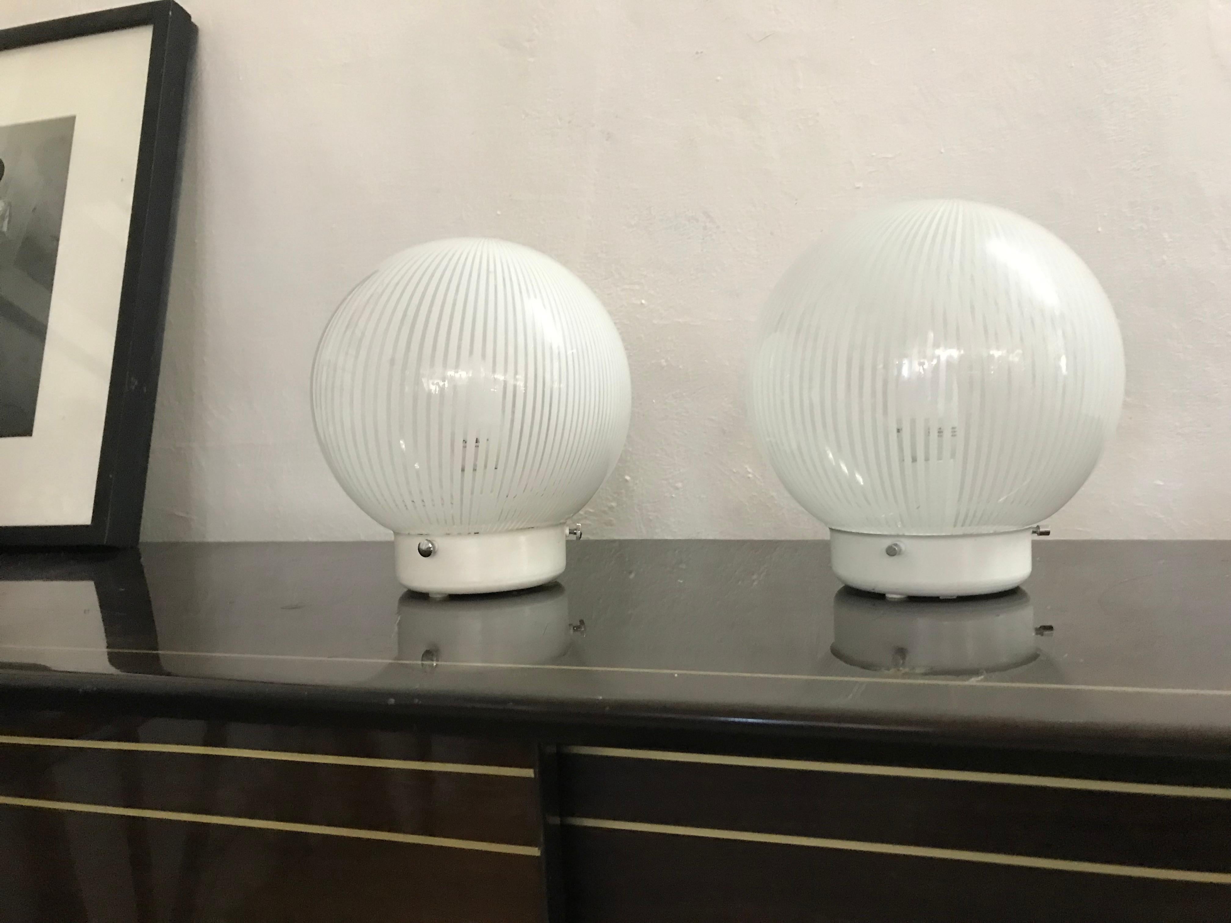 Paire de lampes de table de l'ère spatiale en verre de Murano soufflé à la main, transparent et blanc, technique du 