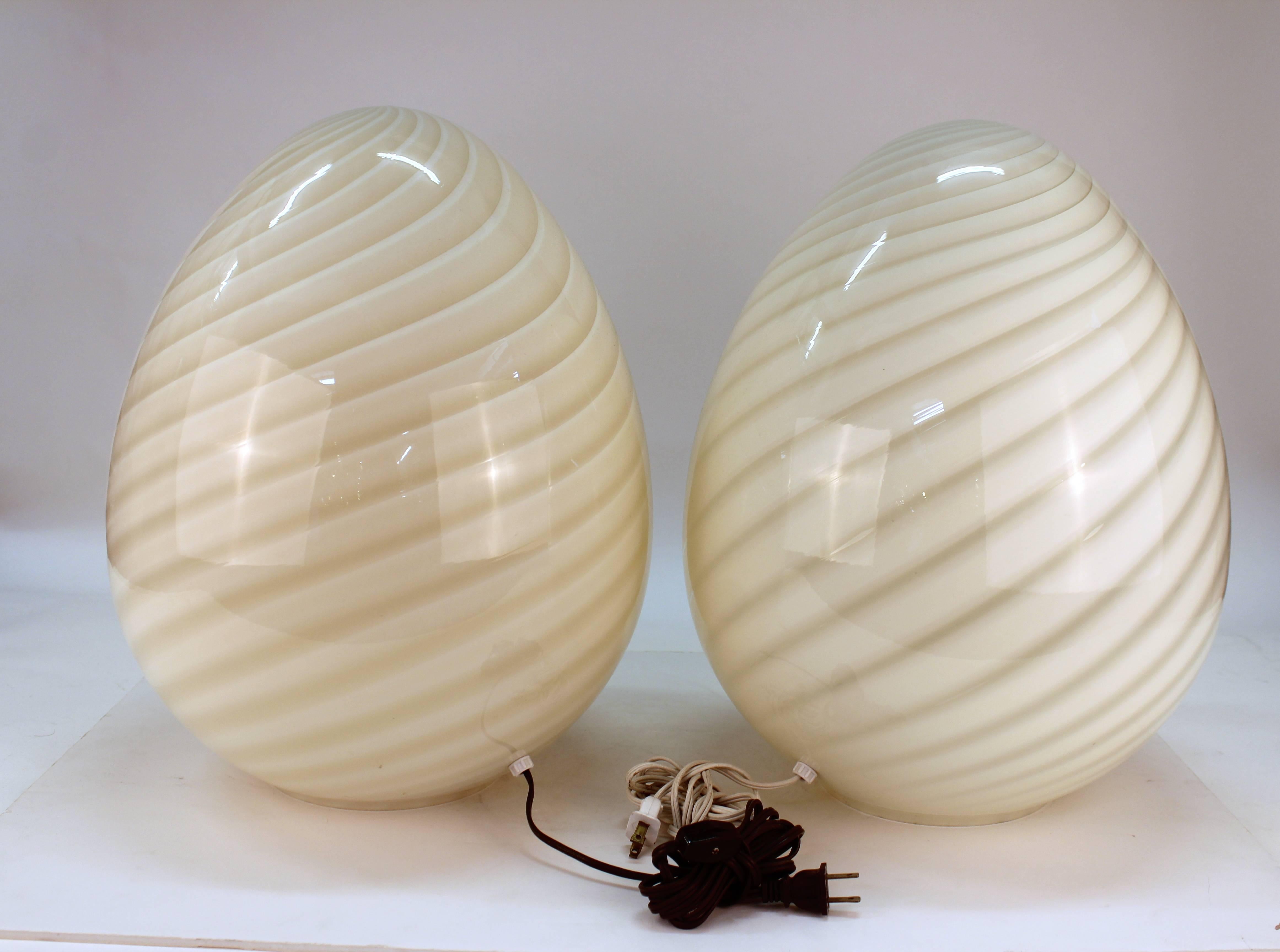 A vintage pair of egg-shaped table lamps in Italian Murano glass with a swirled pattern by Vetri. Both have their original label.