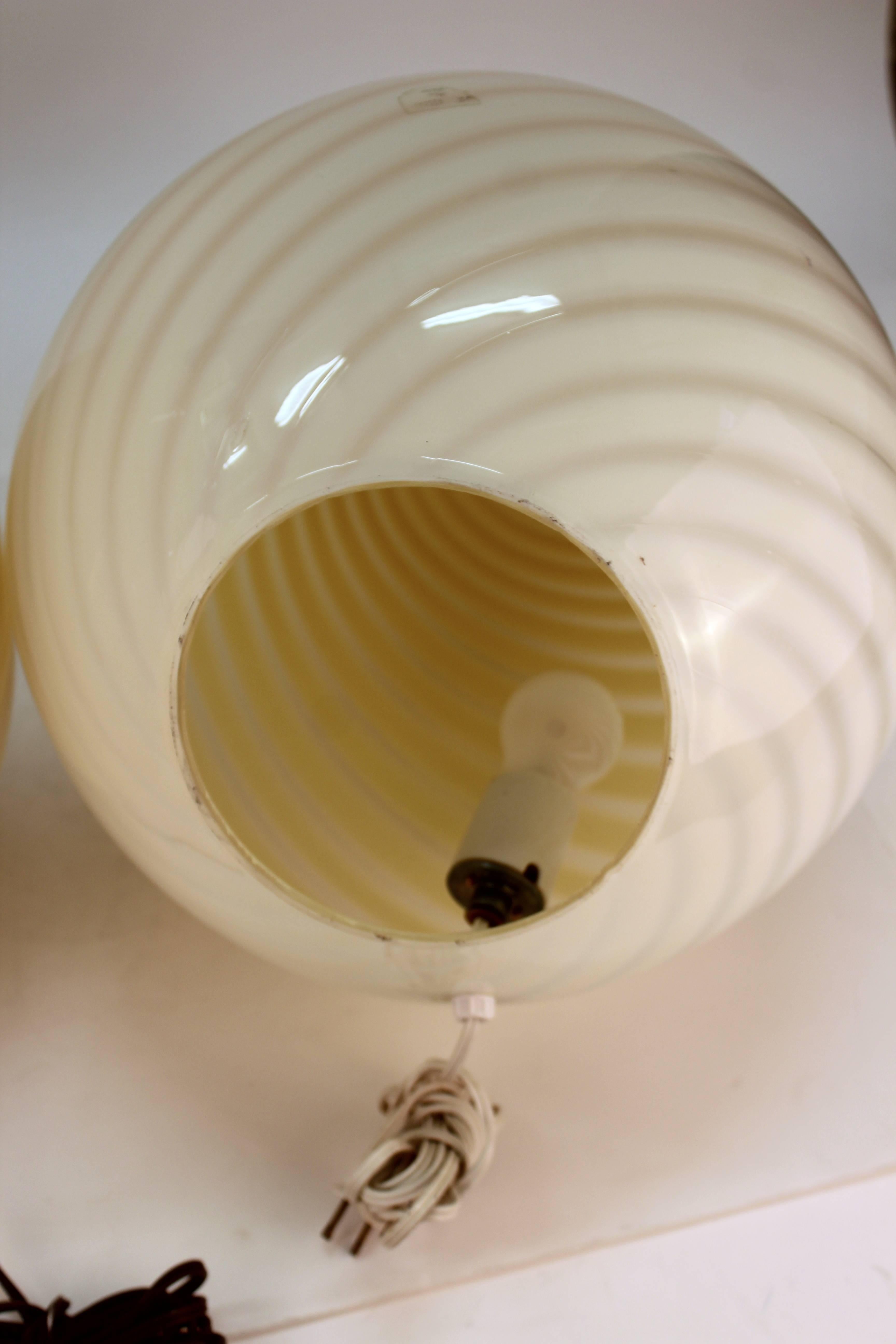 Mid-Century Modern Pair of Vetri Murano Glass Egg Table Lamps 3