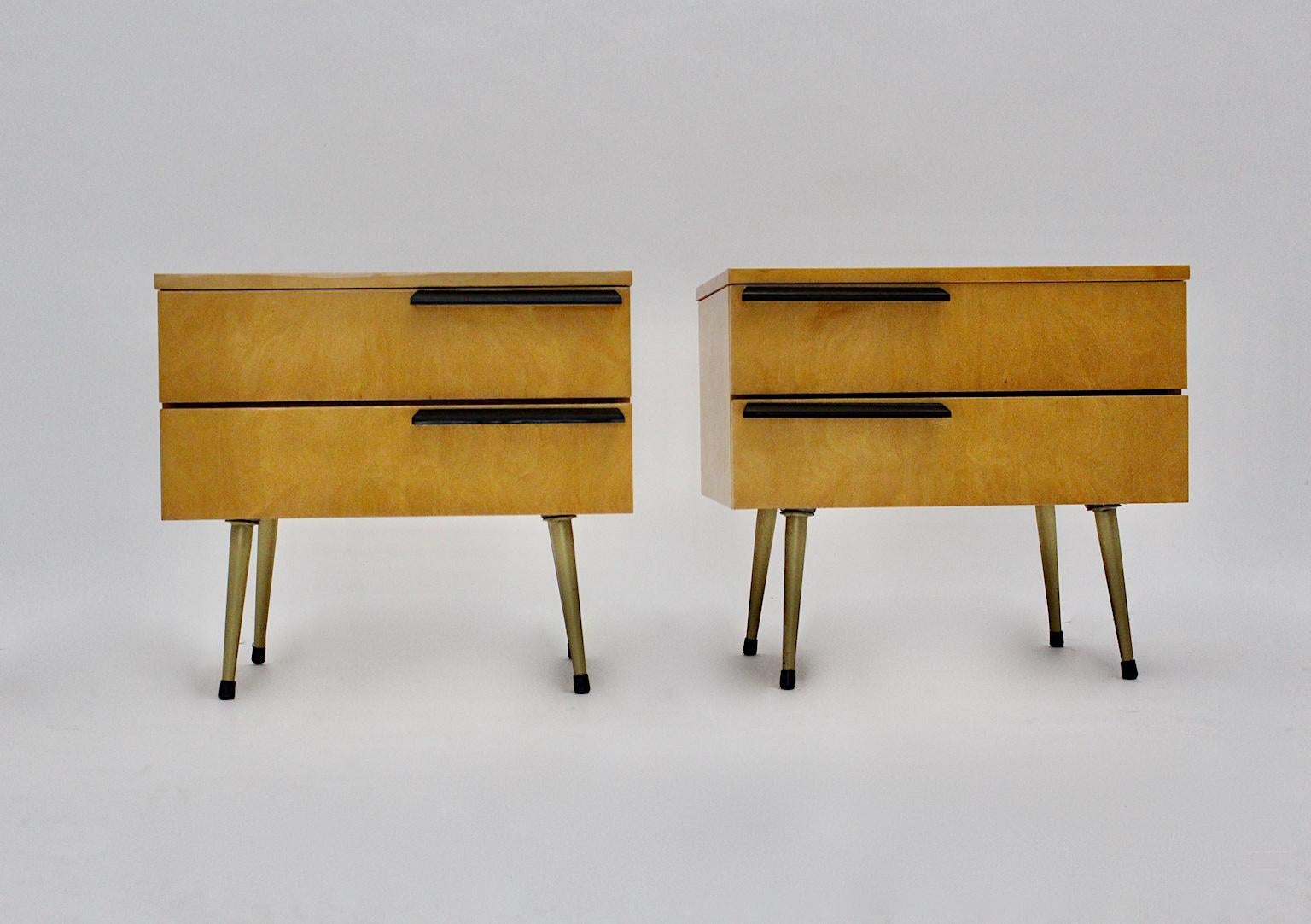 Mid-Century Modern vintage maple tree nightstands or small chests pair duo set of two, 1970s Italy.
An amazing pair or duo nightstands from colorless lacquered maple tree veneer with pressboard.
The lower base shows four conical screwable golden