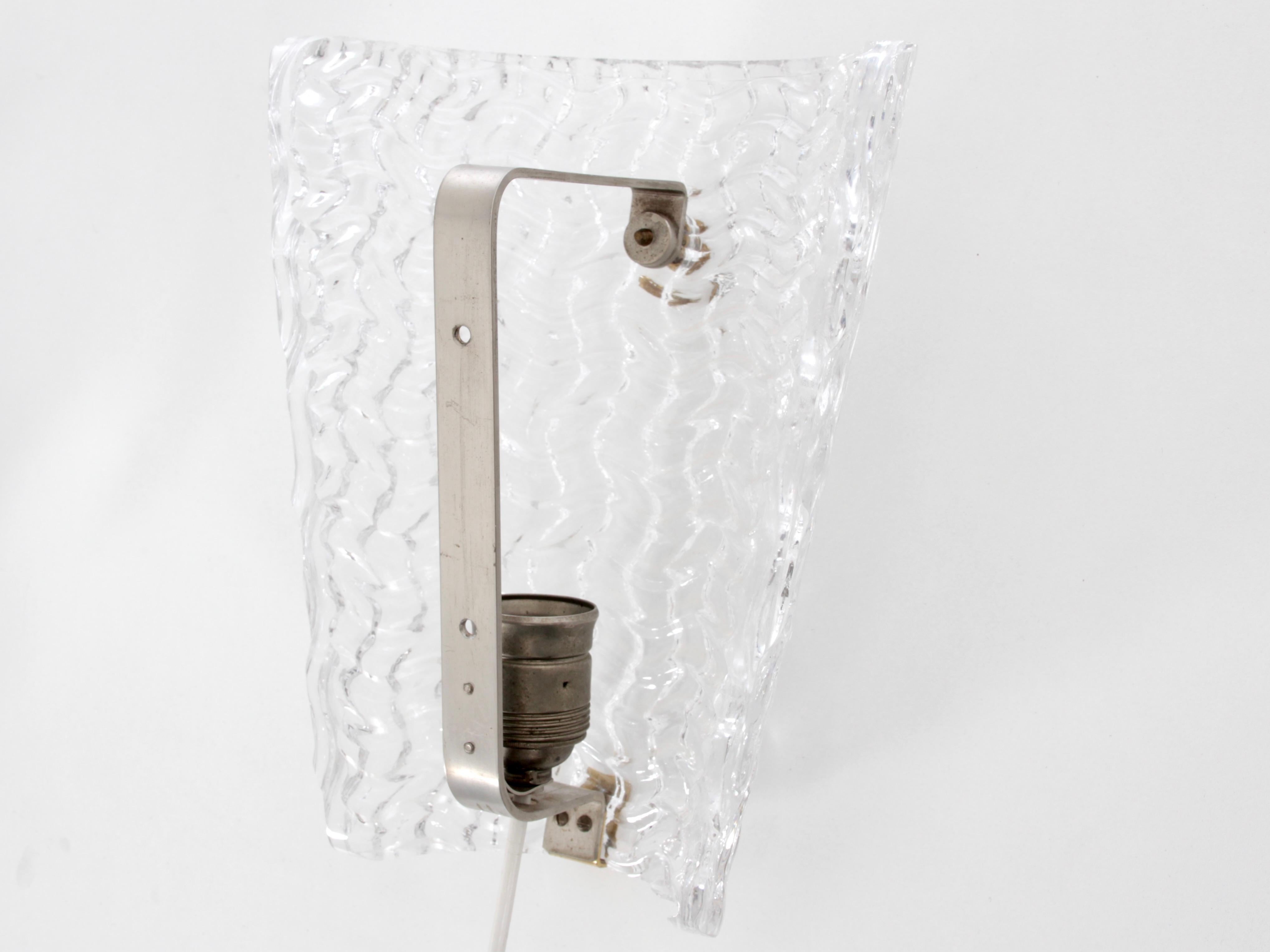 Cristal Paire de lampes murales en cristal de style mi-siècle moderne en vente