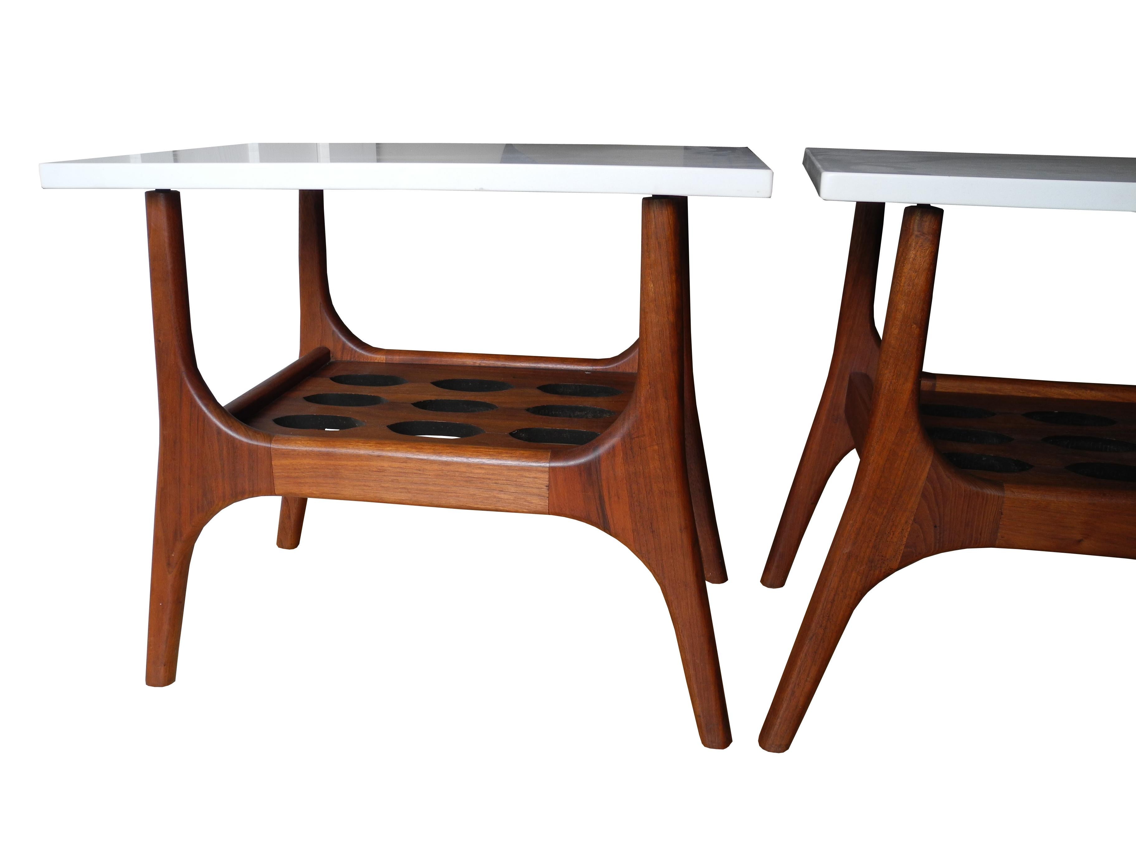 Mid-Century Modern Pair of Walnut and White Quartz Nightstands or Side Tables For Sale 2