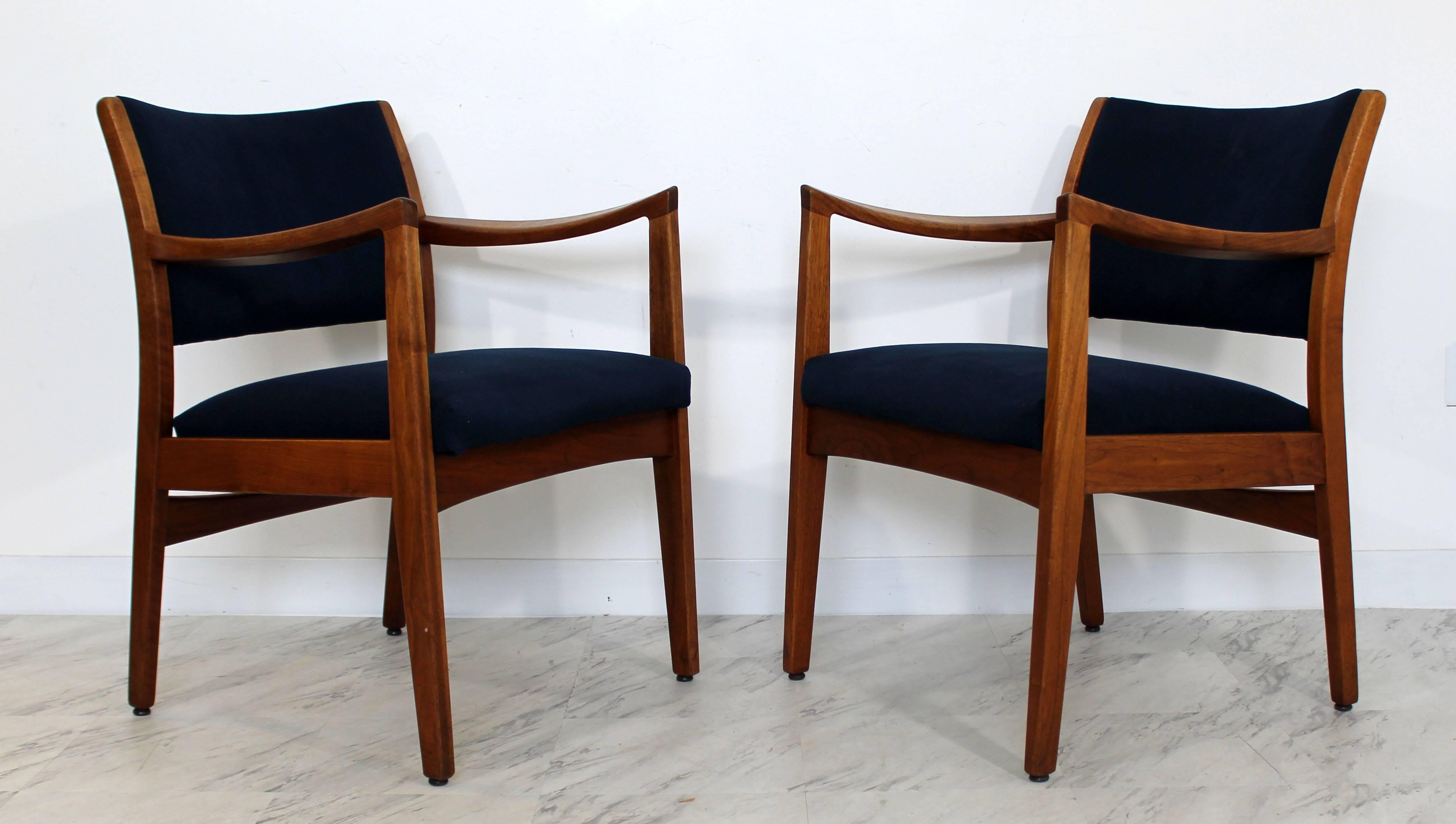 American Mid-Century Modern Pair of Walnut Armchairs by Johnson 1960s in Jens Risom Style